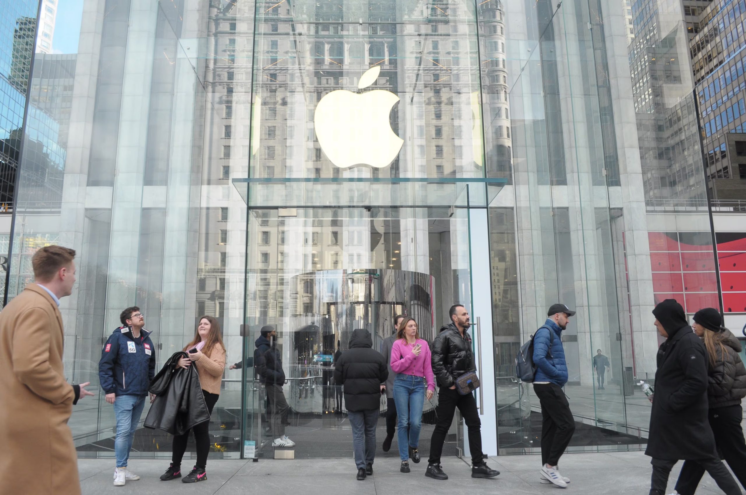 La tienda Apple de la 5ta Avenida, en Manhattan, Nueva York (Europa Press/Contacto/Jimin Kim)
