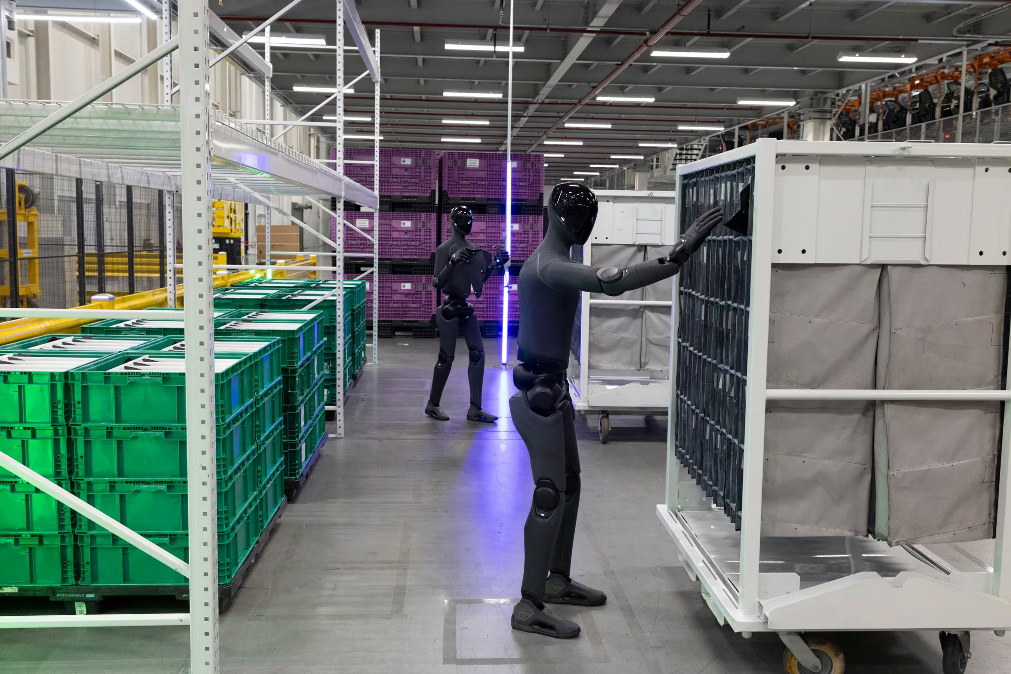Empresas contratan robots humanoides para tener un servicio más completo como actualización de software y mantenimiento preventivo. (BMW)