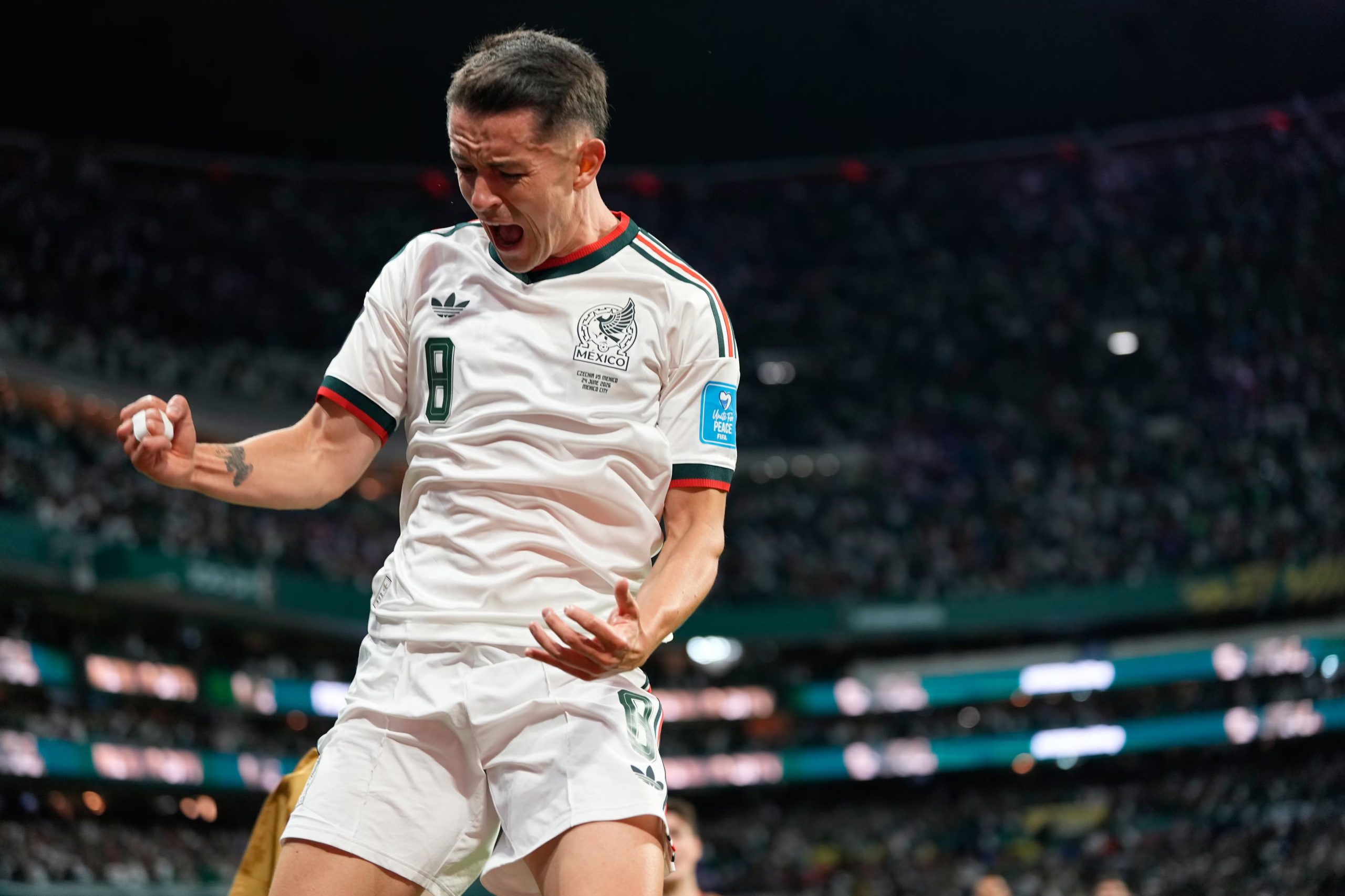 El jugador del Real Betis exhortó a la afición azteca a celebrar, pero con medida. (AP Foto/Silvia Izquierdo)