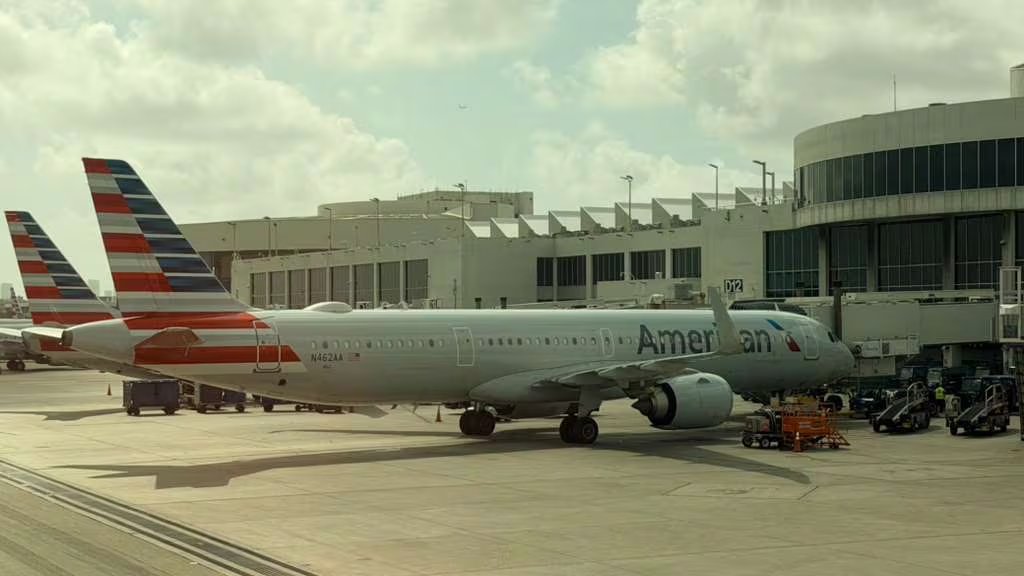 Según CBS News, American Airlines quedó en línea con JetBlue, Southwest Airlines y United Airlines, mientras Delta Air Lines conserva una regla menos restrictiva (Opy Morales/Archivo)