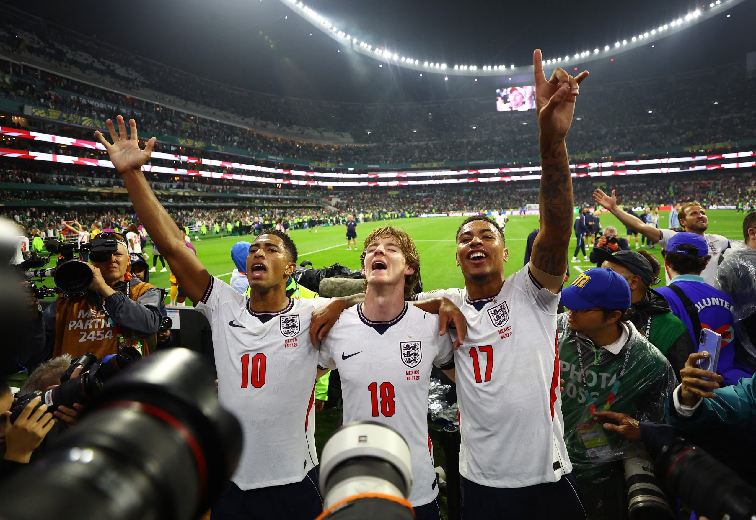 Inglaterra festejó con su afición (REUTERS/Daniel Becerril)