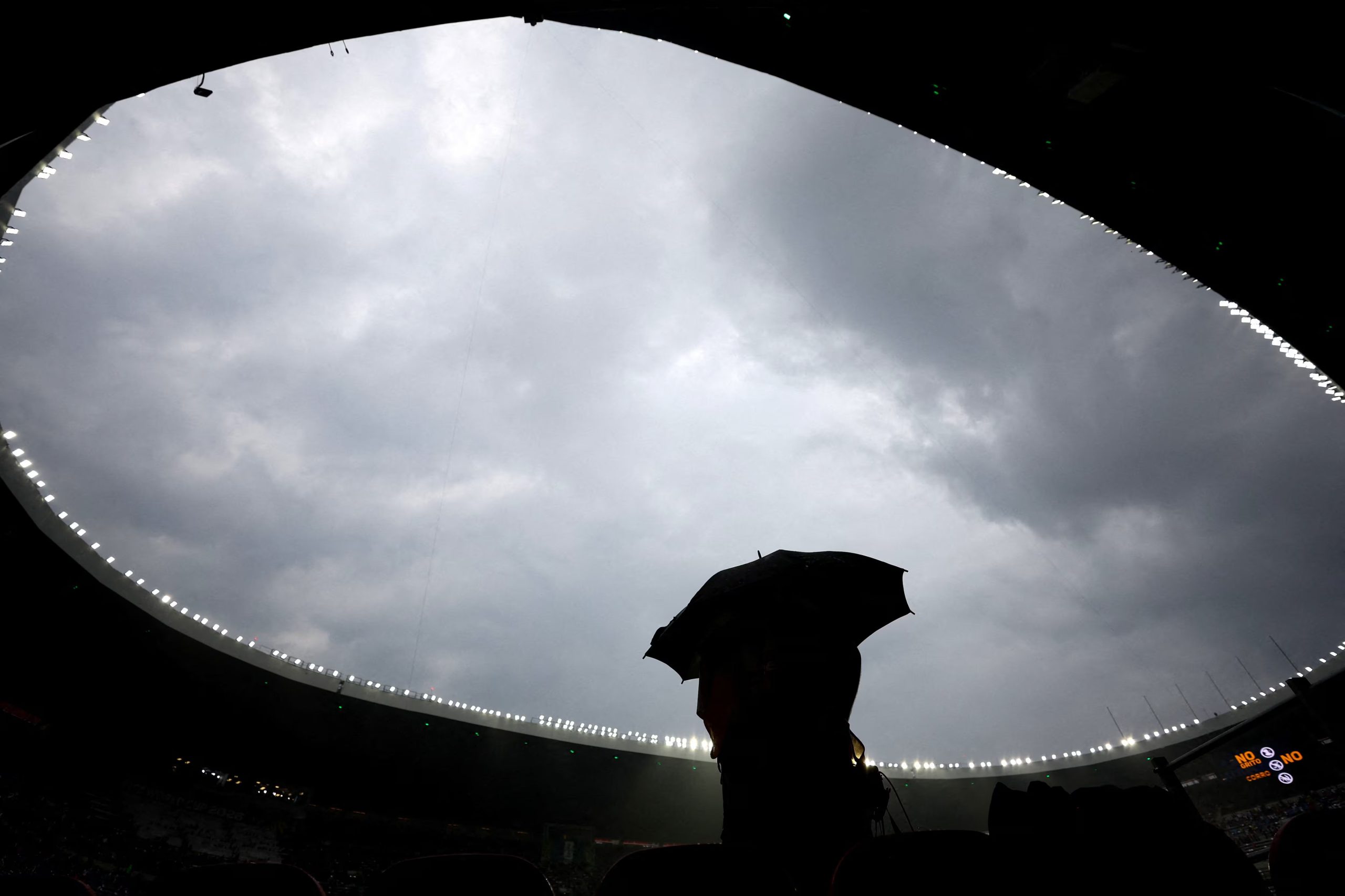 Lluvia atrasó el inicio del juego ( REUTERS/Daniel Becerril )