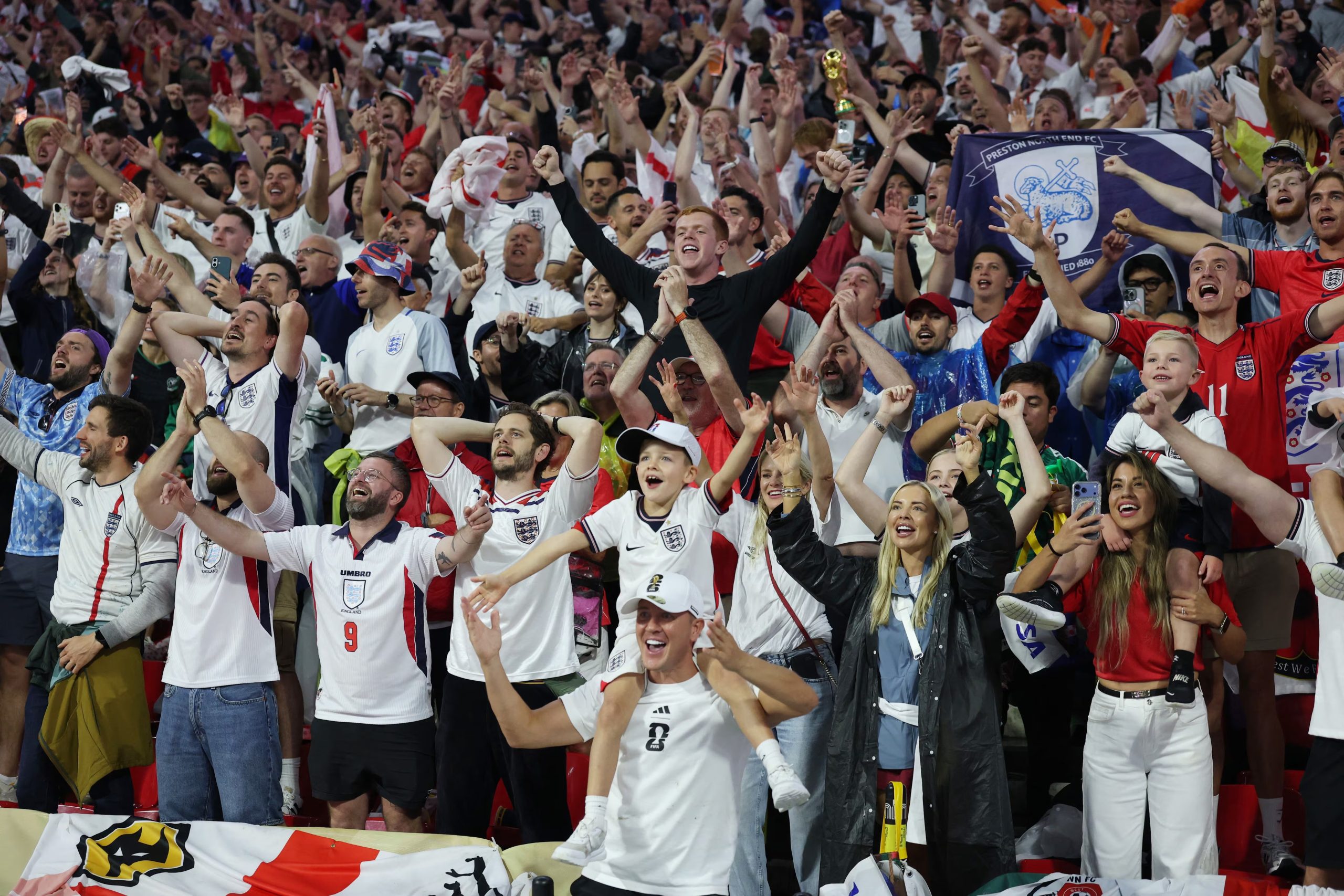 Ingleses celebraron el pase a cuartos de final (REUTERS/Paul Childs)