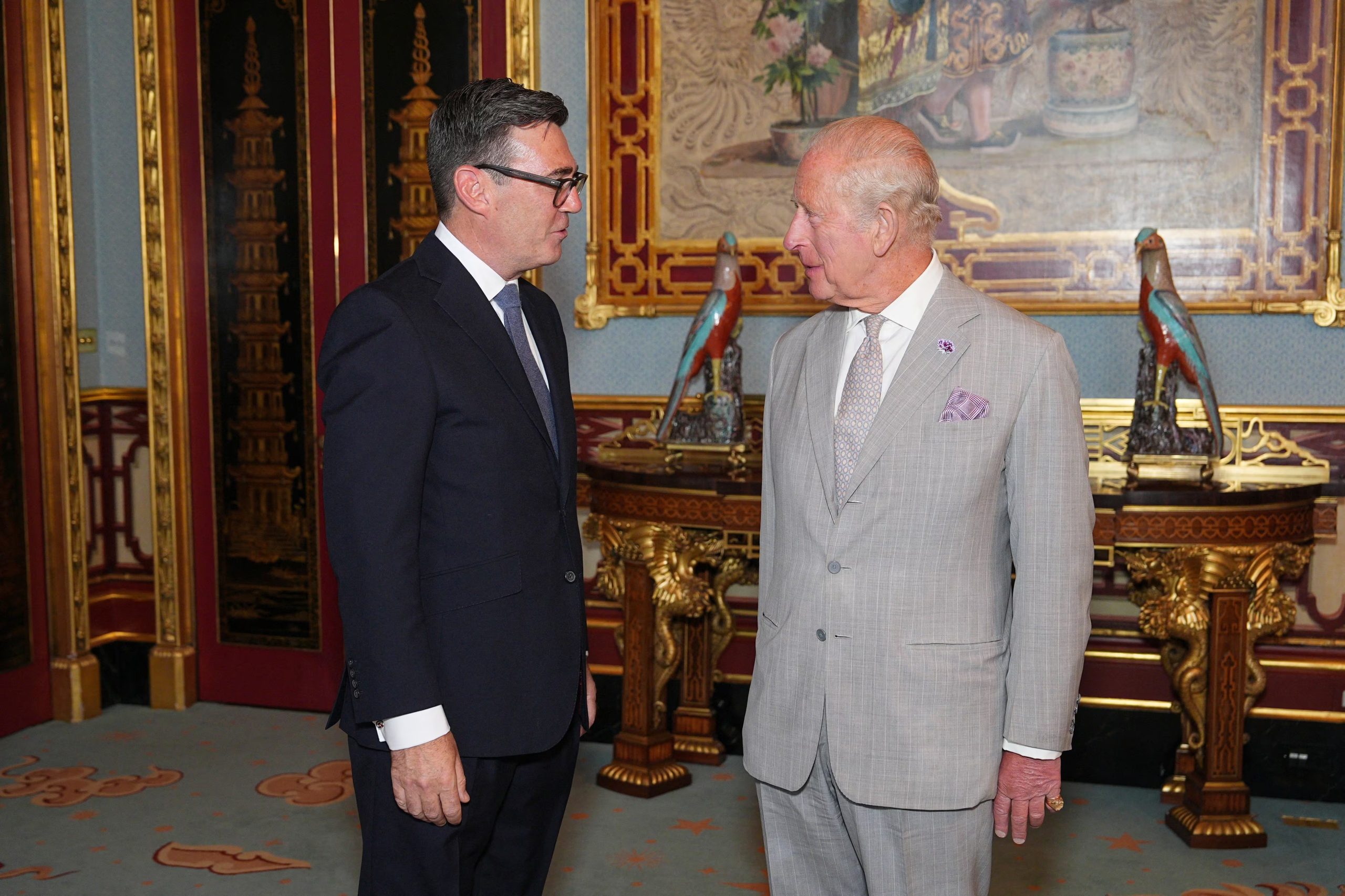El rey Carlos III recibe a Andy Burnham en el Palacio de Buckingham; el nuevo primer ministro es el sexto en asumir en Downing Street en la última década (Aaron Chown/Pool via REUTERS)