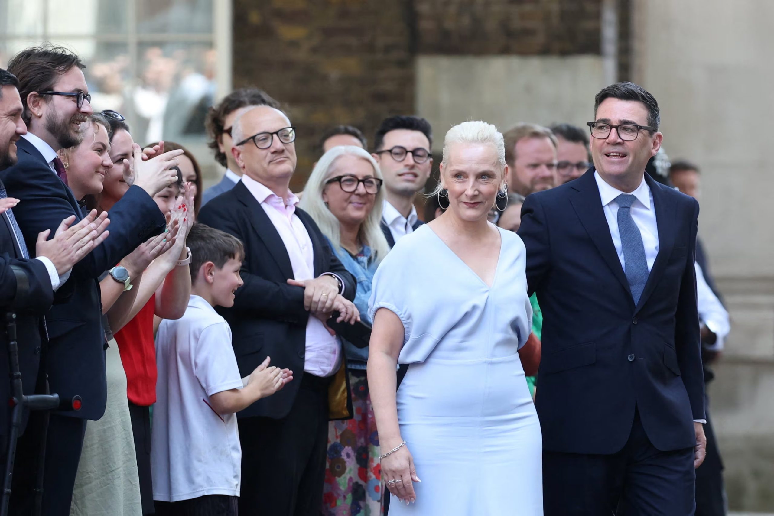 Andy Burnham llega junto a su esposa, Marie-France Van Heel, al número 10 de Downing Street en su primer día como primer ministro británico (REUTERS/Isabel Infantes)