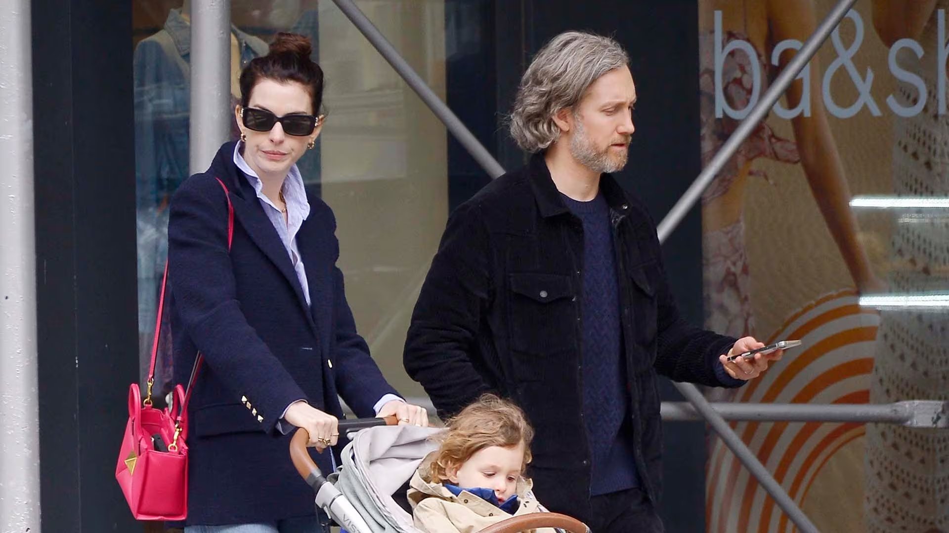 Anne Hathaway y su esposo Adam Shulman son padres de dos hijos, Jonathan Rosebanks Shulman y Jack Shulman. (Créditos: The Image Direct)