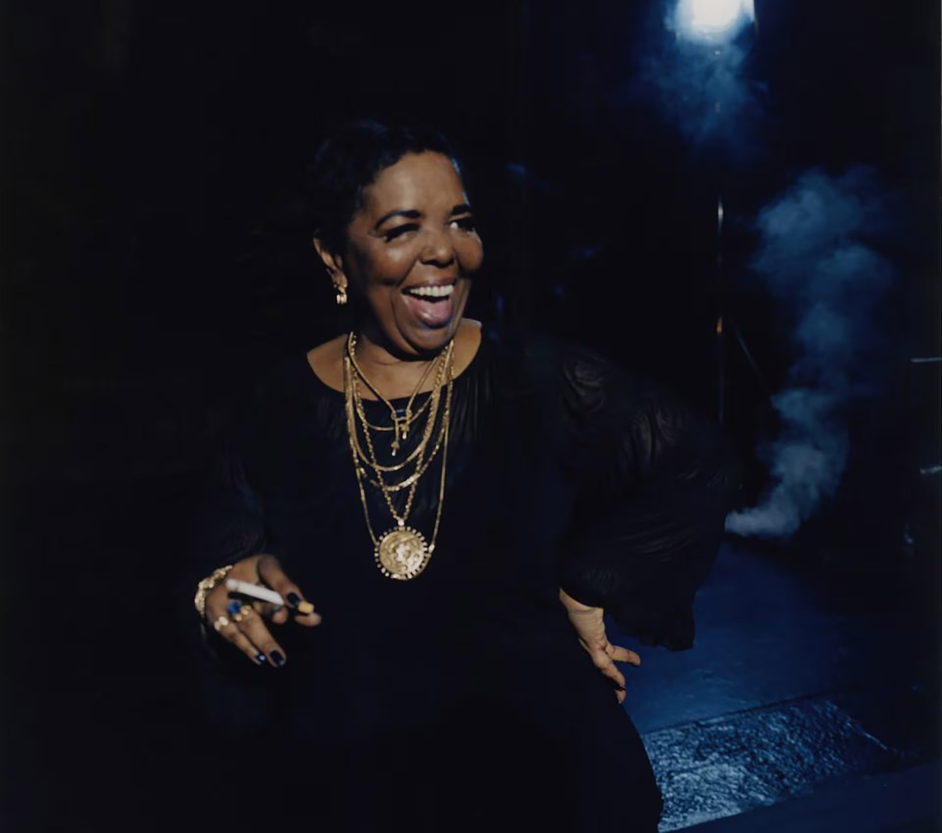 Cesária Évora transformó la memoria de pobreza y resistencia en una imagen inolvidable sobre los grandes escenarios de la música mundial