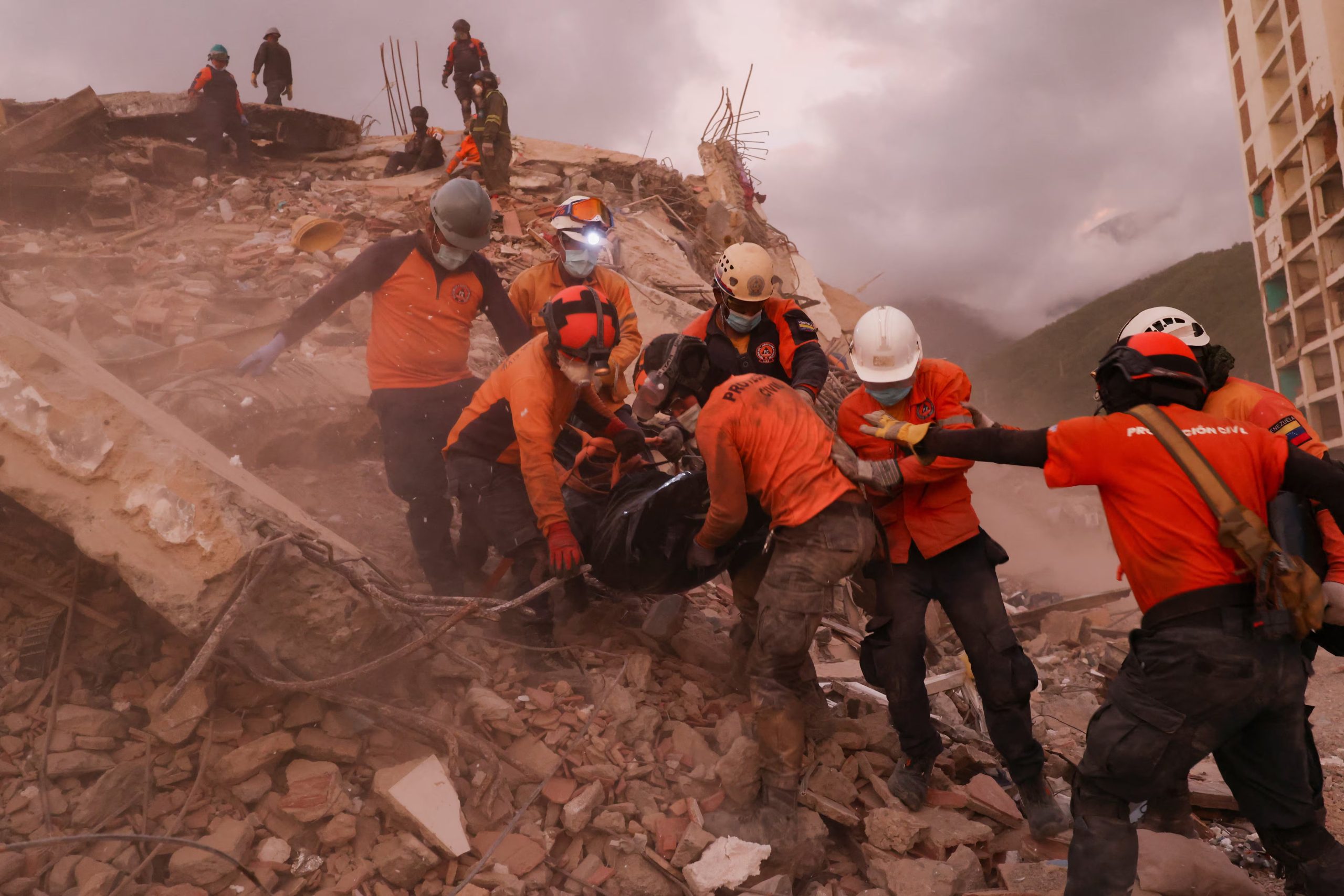 FOTO DE ARCHIVO- Los equipos de rescate transportan una bolsa con el cadáver de una víctima entre los escombros de un edificio, tras los terremotos del 24 de junio, en La Guaira (Venezuela), el 8 de julio de 2026. REUTERS/Pablo Sanhueza