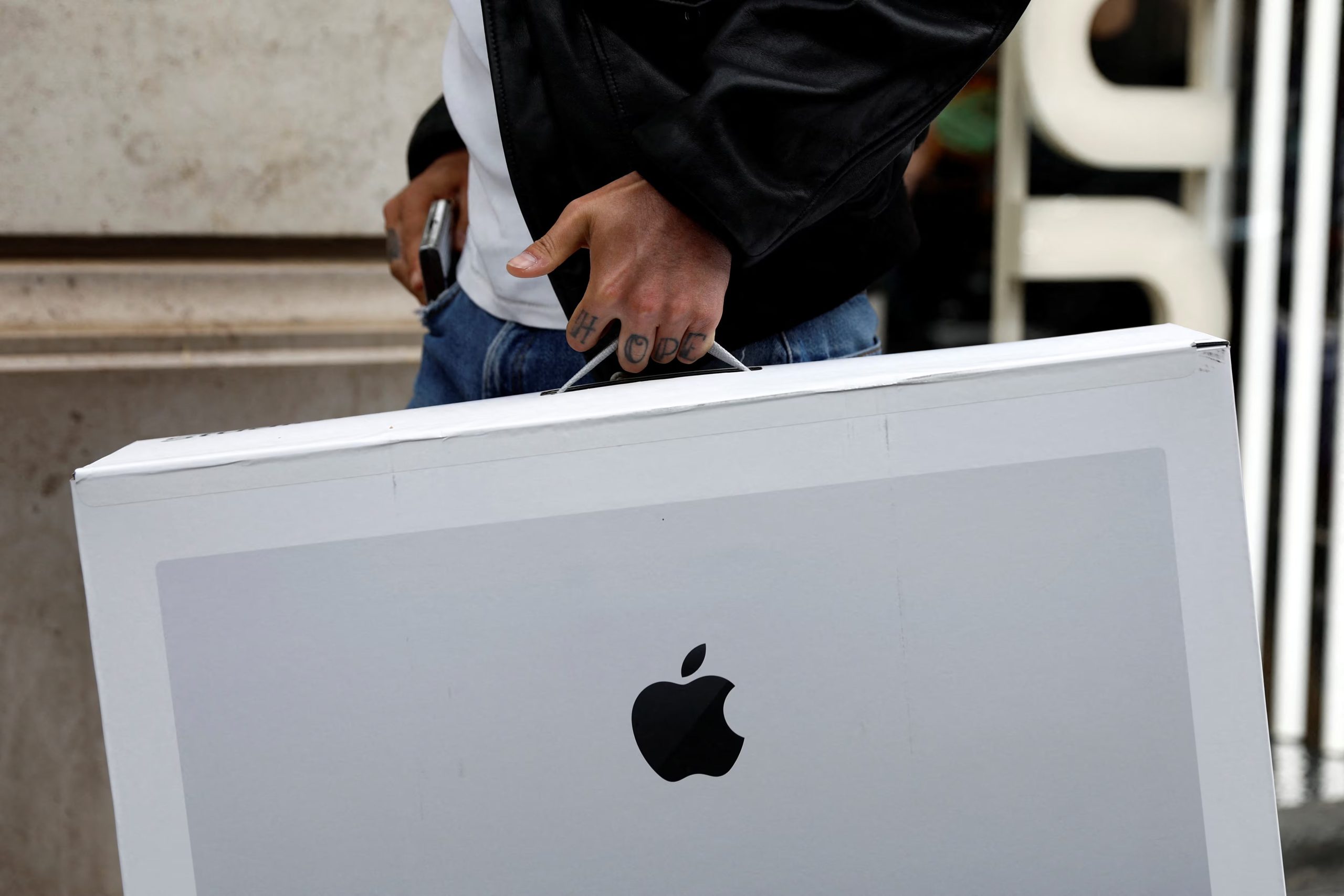 Siri AI no llegará a todos los mercados tras su lanzamiento global. REUTERS/Abdul Saboor