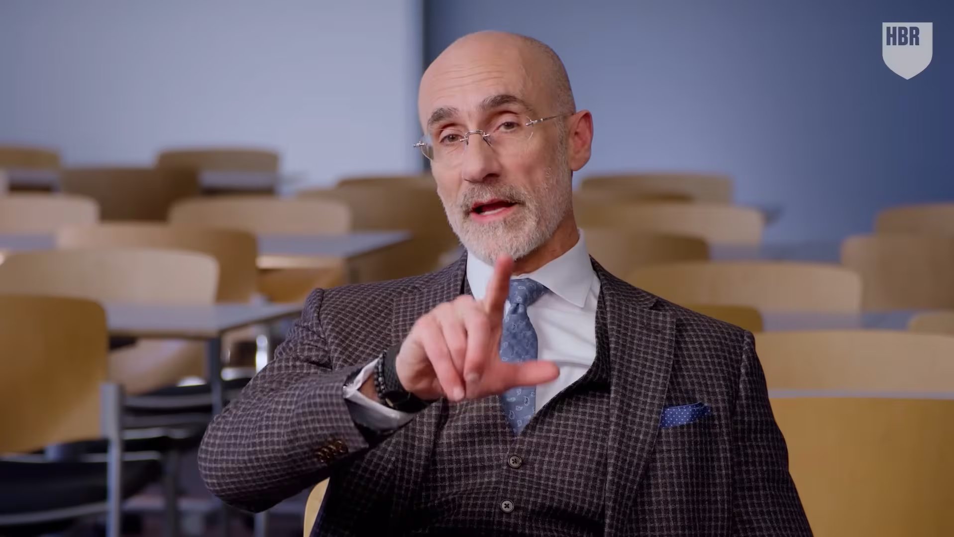 El académico Arthur Brooks plantea que mantener el interés por descubrir cosas nuevas ayuda a salir de la rutina y a afrontar retos cotidianos con más flexibilidad (YouTube: Harvard Business Review y Dr. Arthur Brooks)