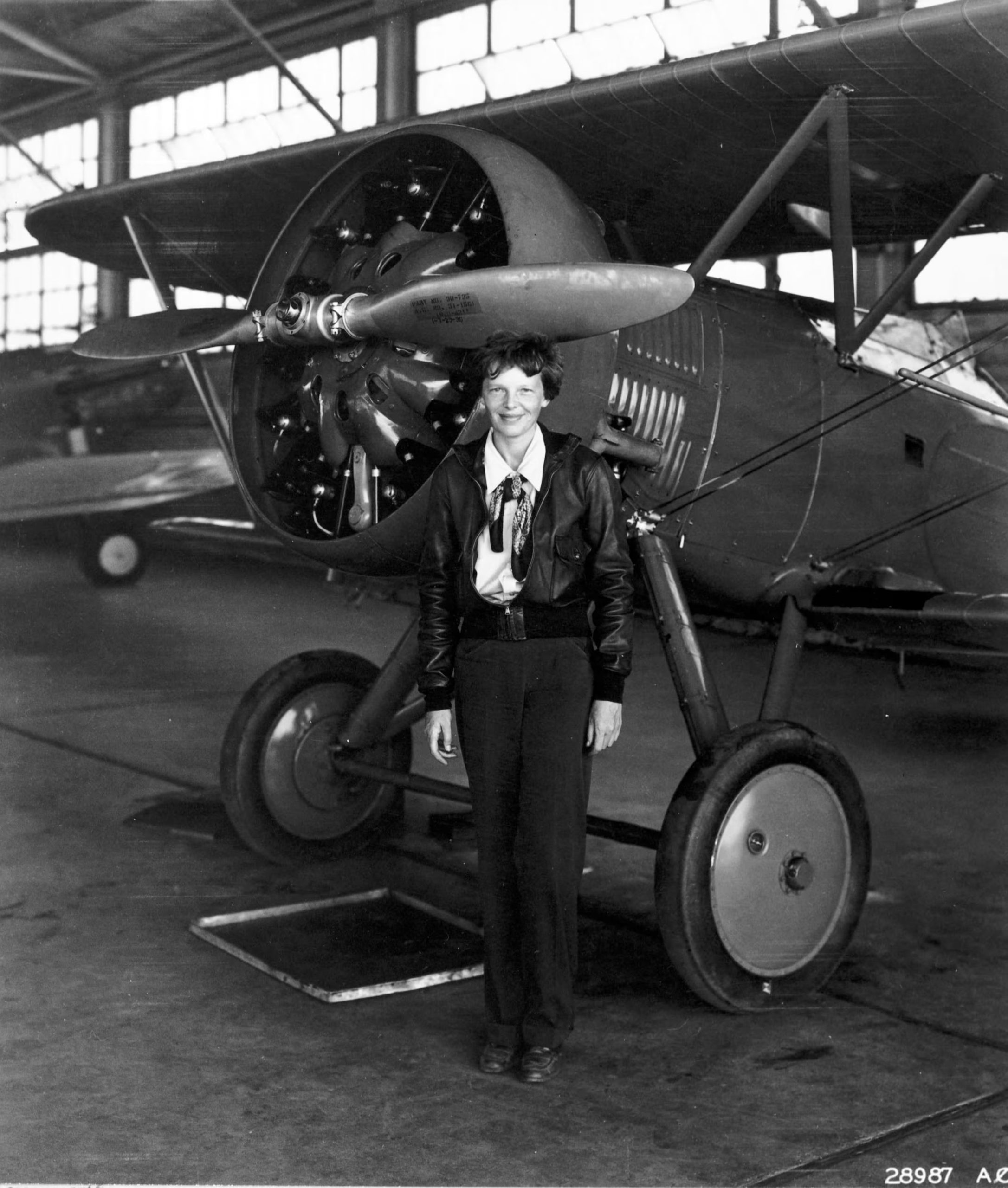 En 1922, Amelia Earhart compró su avión “El Canario” y estableció un récord de altitud al alcanzar los 4.267 metros (US National Archives/Handout via REUTERS)