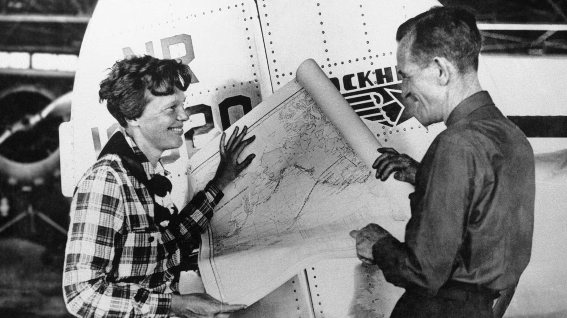 En su último contacto por radio, Amelia Earhart informó al guardacostas Itasca que no veía la isla Howland y que se estaban quedando sin combustible (AP)