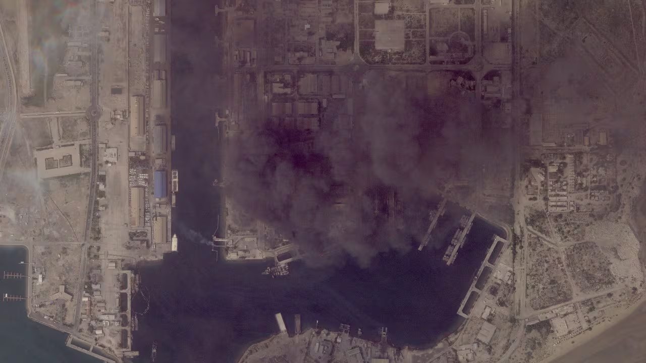 Una imagen satelital muestra el puerto de Bandar Abbas tras un ataque en el marco del conflicto entre Estados Unidos, Israel e Irán, en Bandar Abbas, provincia de Hormozgan, Irán, el 2 de marzo de 2026. © 2026 Planet Labs PBC/Imagen cedida a través de REUTERS.