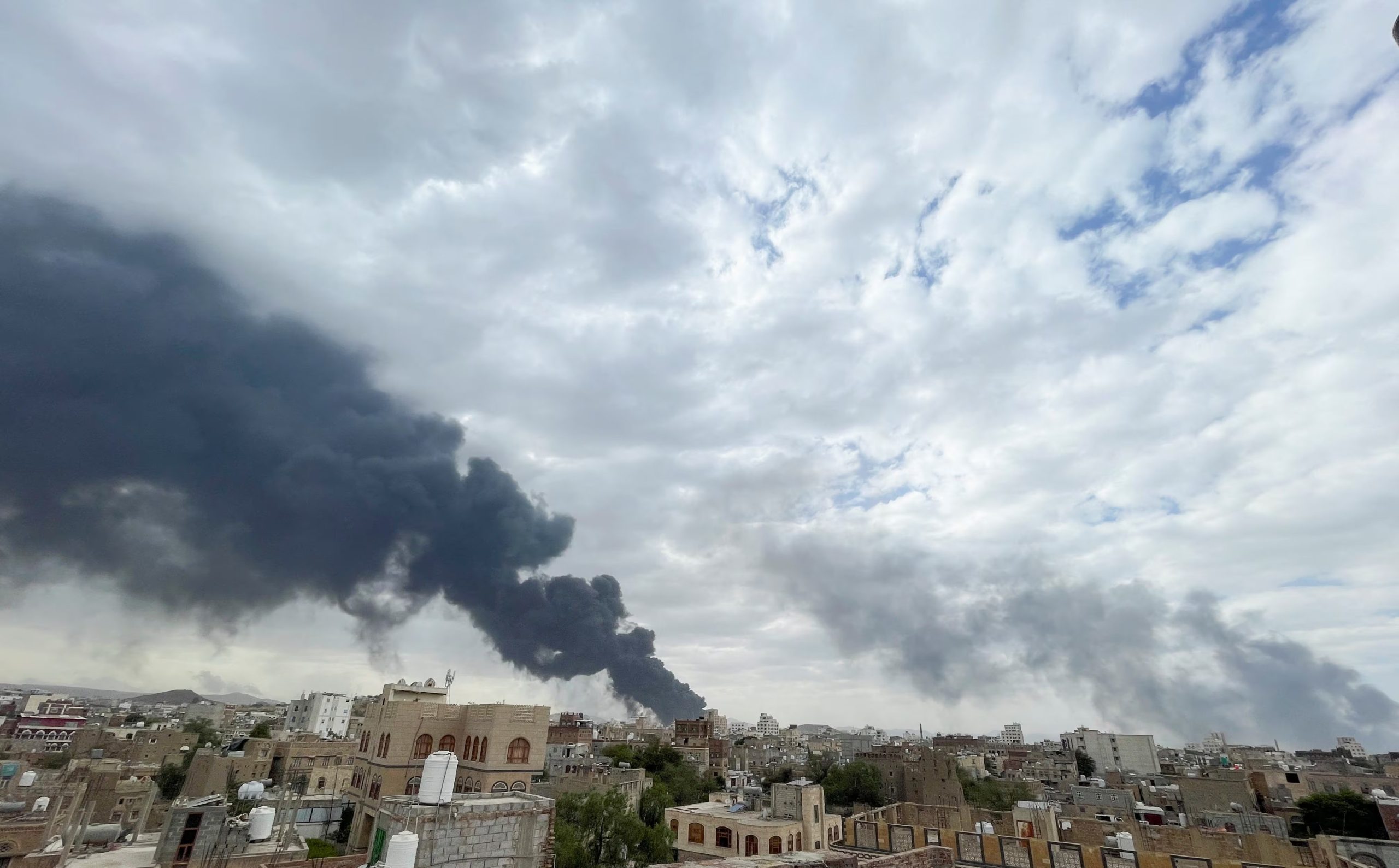 Una densa columna de humo se eleva tras el ataque israelí a una central eléctrica y al aeropuerto internacional de Saná, en Saná, Yemen, el 6 de mayo de 2025. REUTERS/Khaled Abdullah