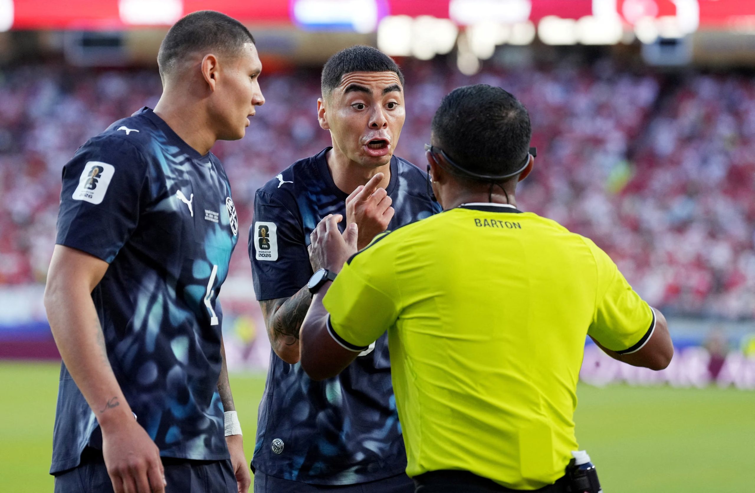 Fútbol - Copa Mundial de la FIFA 2026 - Grupo D - Turquía vs Paraguay - Estadio Bahía de San Francisco, Santa Clara, California, EEUU - 19 de junio de 2026. Miguel Almirón de Paraguay discute con el árbitro Iván Barton. IMAGN IMAGES vía Reuters/Darren Yamashita
