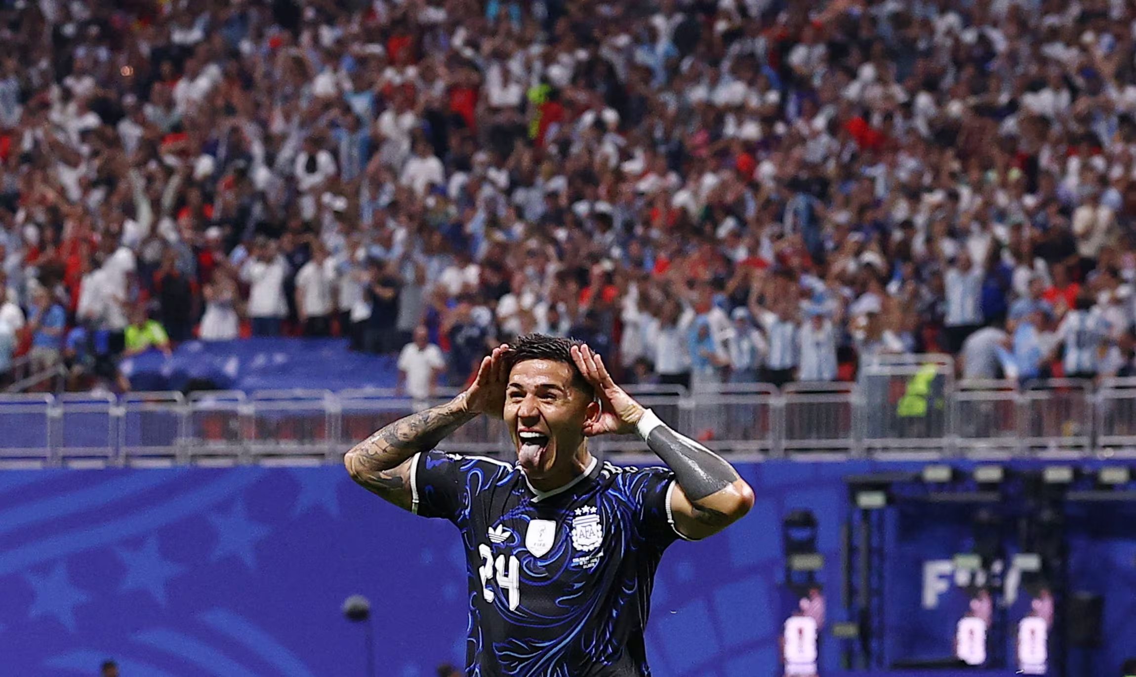 Enzo Fernandez celebra su gol ante Inglaterra (REUTERS/Agustin Marcarian)