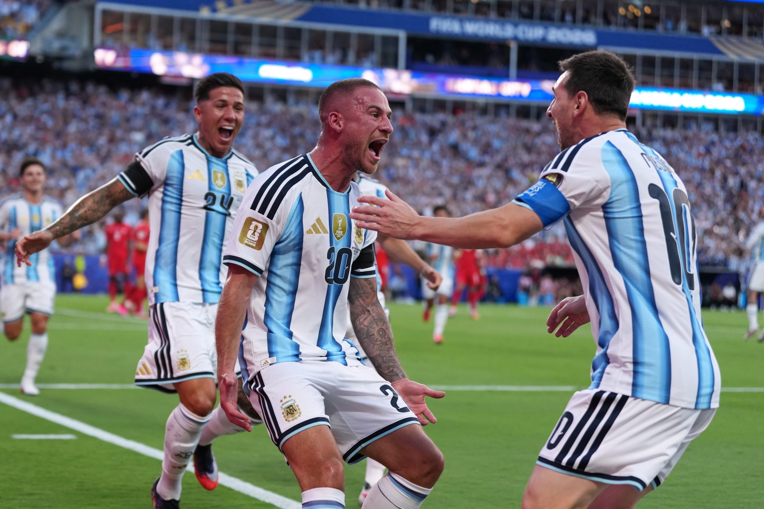Alexis Mac Allister celebra junto a Lionel Messi y Enzo Fernández su gol ante Suiza, en el partido que le dio a Argentina el pase a semifinales. (AP)