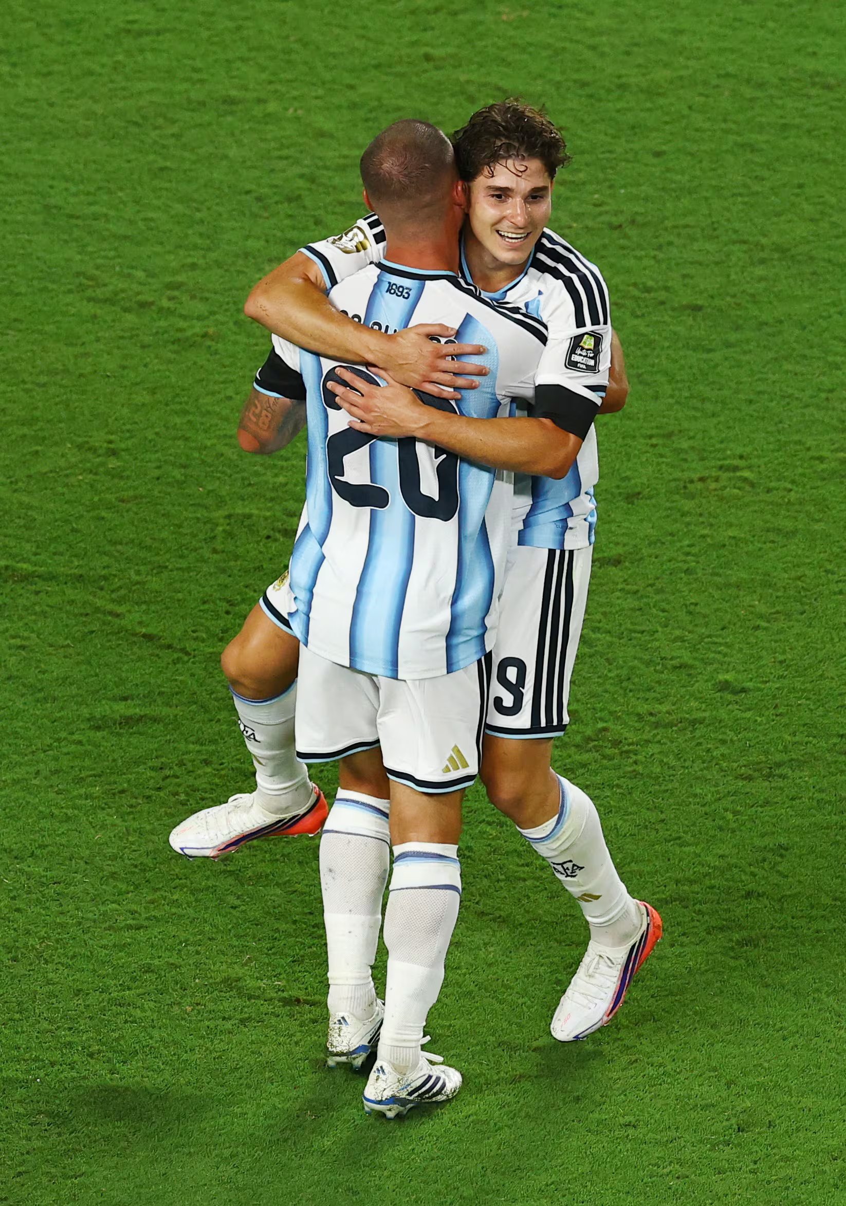 Alexis Mac Allister y Julián Álvarez, autores de los dos primeros goles argentinos (Foto REUTERS/Albert Gea)
