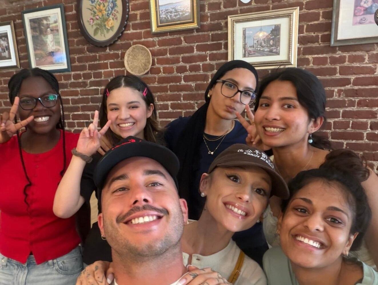 Ariana Grande fue fotografiada junto a seguidores en Montreal y las imágenes rápidamente se viralizaron en redes sociales. (X)