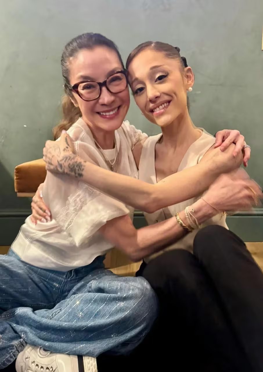 El encuentro entre Ariana Grande y Michelle Yeoh también generó reacciones por la visible delgadez de la cantante. (Captura: X)