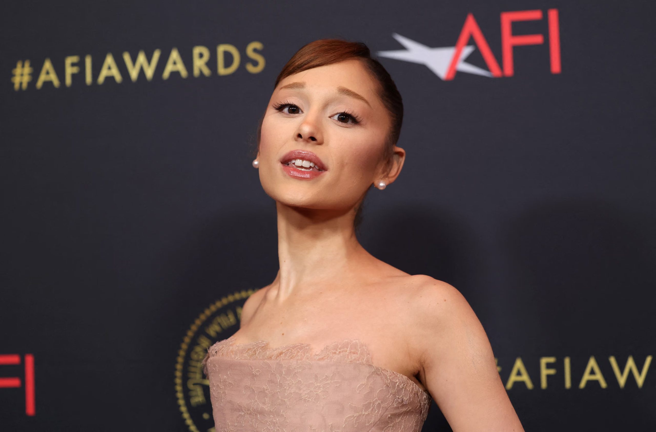 Ariana Grande ha respondido anteriormente a las críticas sobre su cuerpo y ha pedido dejar de juzgar la apariencia ajena (REUTERS/Mario Anzuoni)