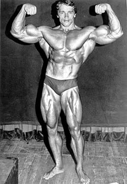 Schwarzenegger fue uno de los fisicoculturistas más famosos de la historia, ganando el título de Mr. Universo y Mr. Olympia en siete ocasiones