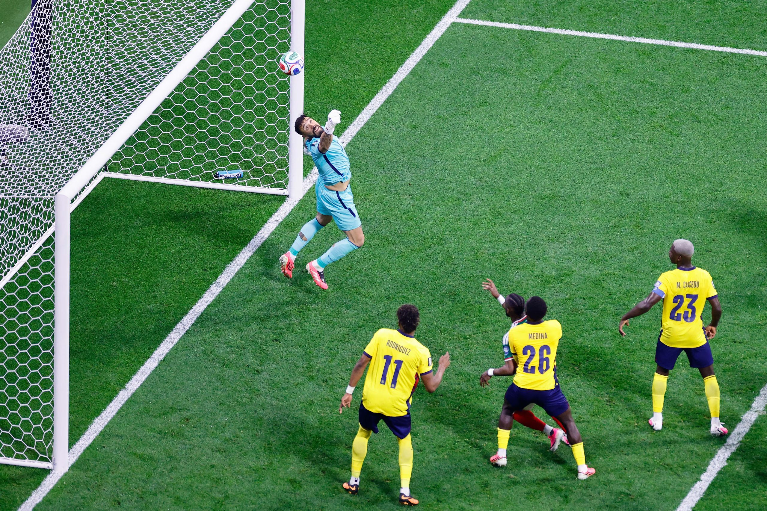 Hernán Galíndez realizó una gran atajada para Ecuador en el duelo ante México en el estadio Azteca. - créditos: Rodrigo Oropeza / AFP