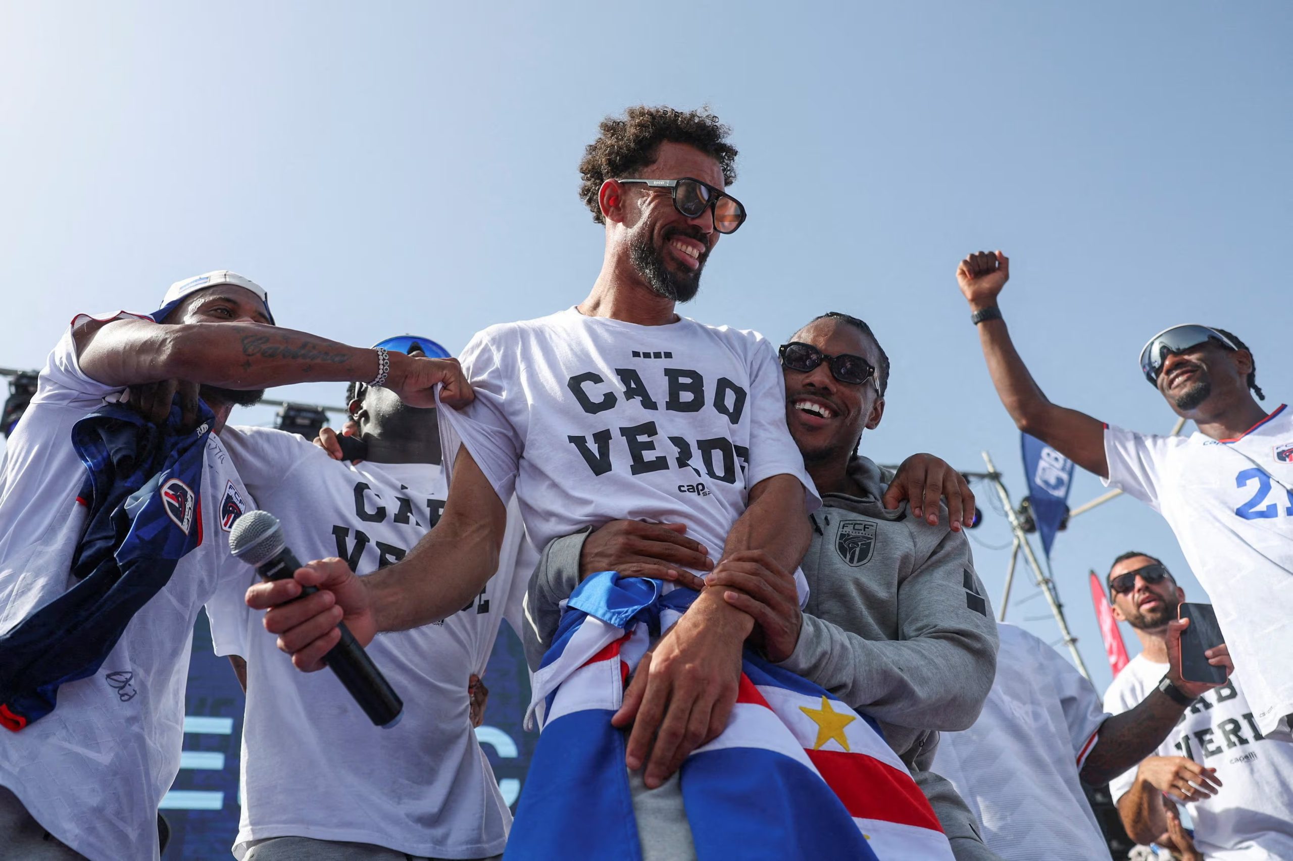 Vozinha, de Cabo Verde, junto a sus compañeros de equipo, celebra con los aficionados tras llegar de Estados Unidos - crédito Sodiq Adelakun/REUTERS
