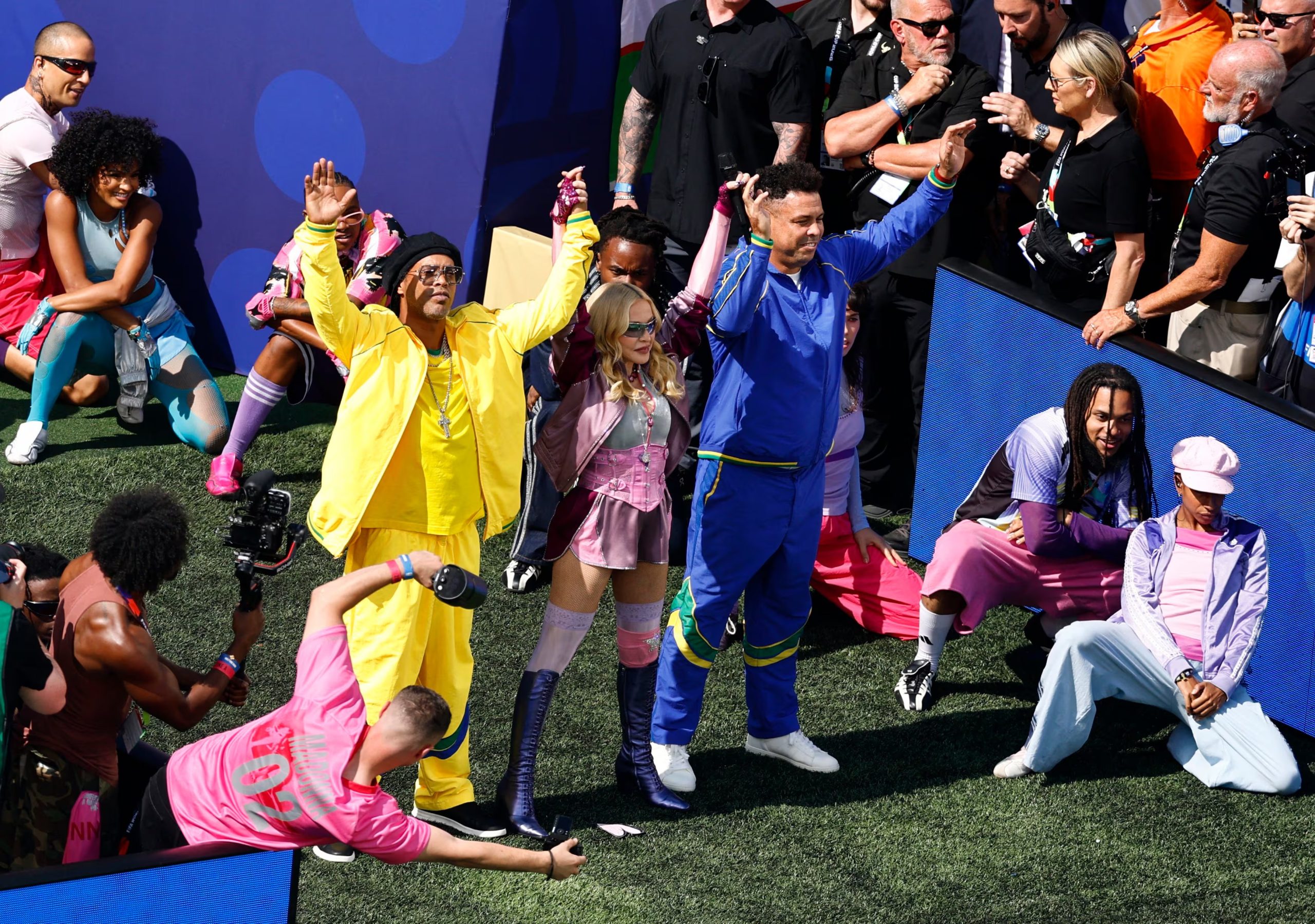 El ingreso de Madonna con Ronaldinho y Ronaldo (REUTERS/Jeenah Moon)