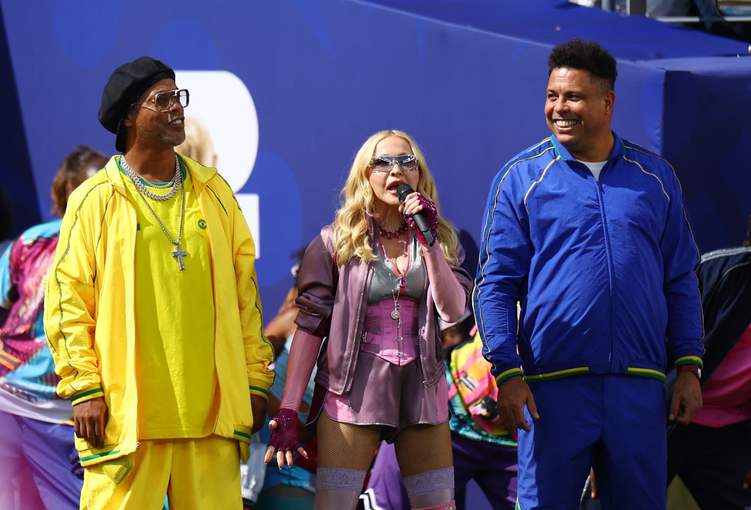 Madonna acompañada por Ronaldinho y Ronaldo (REUTERS/Hannah Mckay)