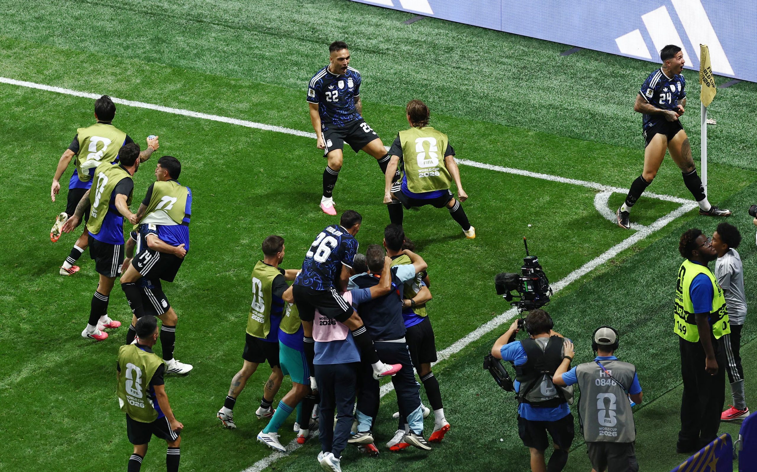 Lautaro Martínez celebra el segundo gol argentino ante Inglaterra (REUTERS/Lee Smith)