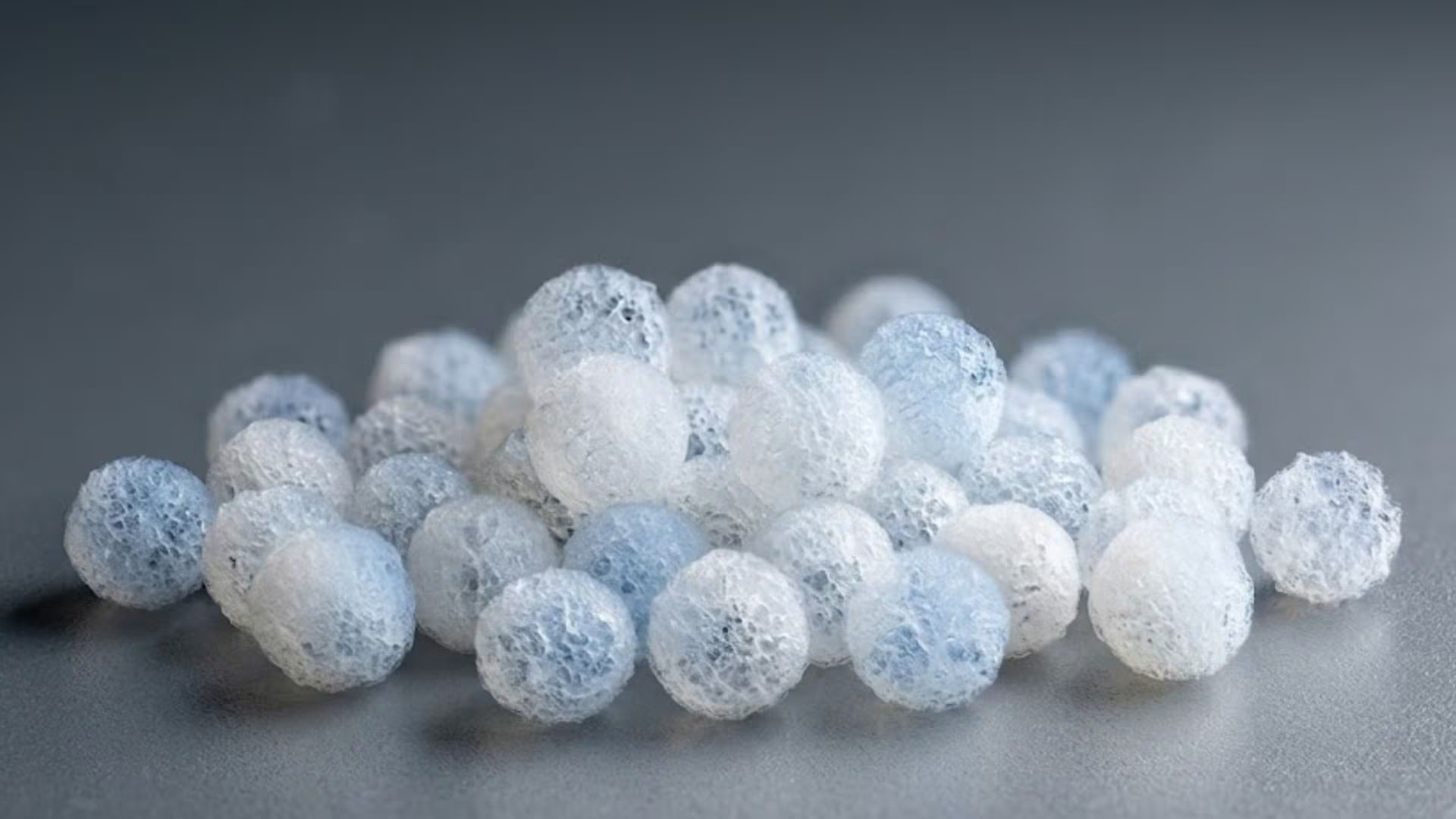 Los investigadores incorporaron partículas de aerogel de sílice y aplicaron separación de fases viscoelástica para crear túneles internos por donde circula el aire (Imagen Ilustrativa Infobae)