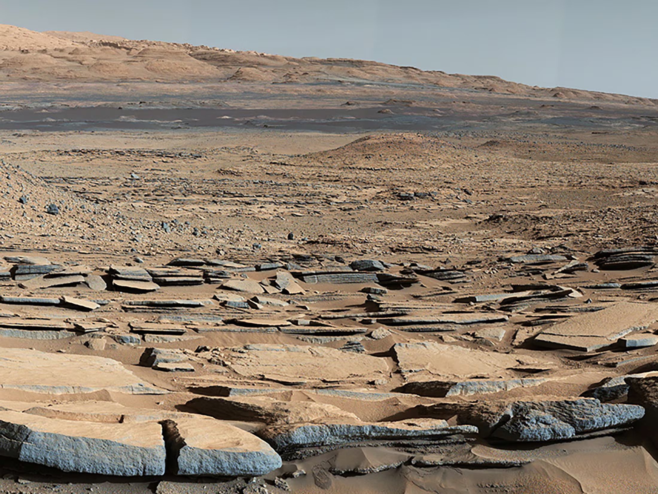 El robot descubrió que el cráter Gale albergó lagos y arroyos habitables millones de años atrás, cambiando la visión sobre el Marte antiguo (NASA)
