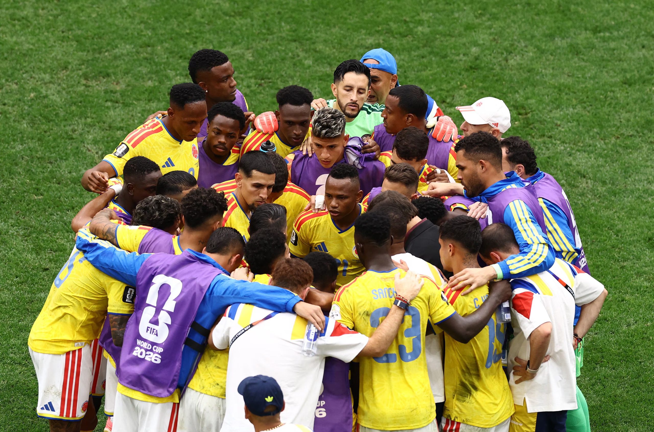 Soccer Football - FIFA World Cup 2026 - Round of 16 - Switzerland v Colombia - BC Place, Vancouver, Canada - July 7, 2026 Colombia coach Nestor Lorenzo speaks to his players before the penalty shootout REUTERS/Lee Smith