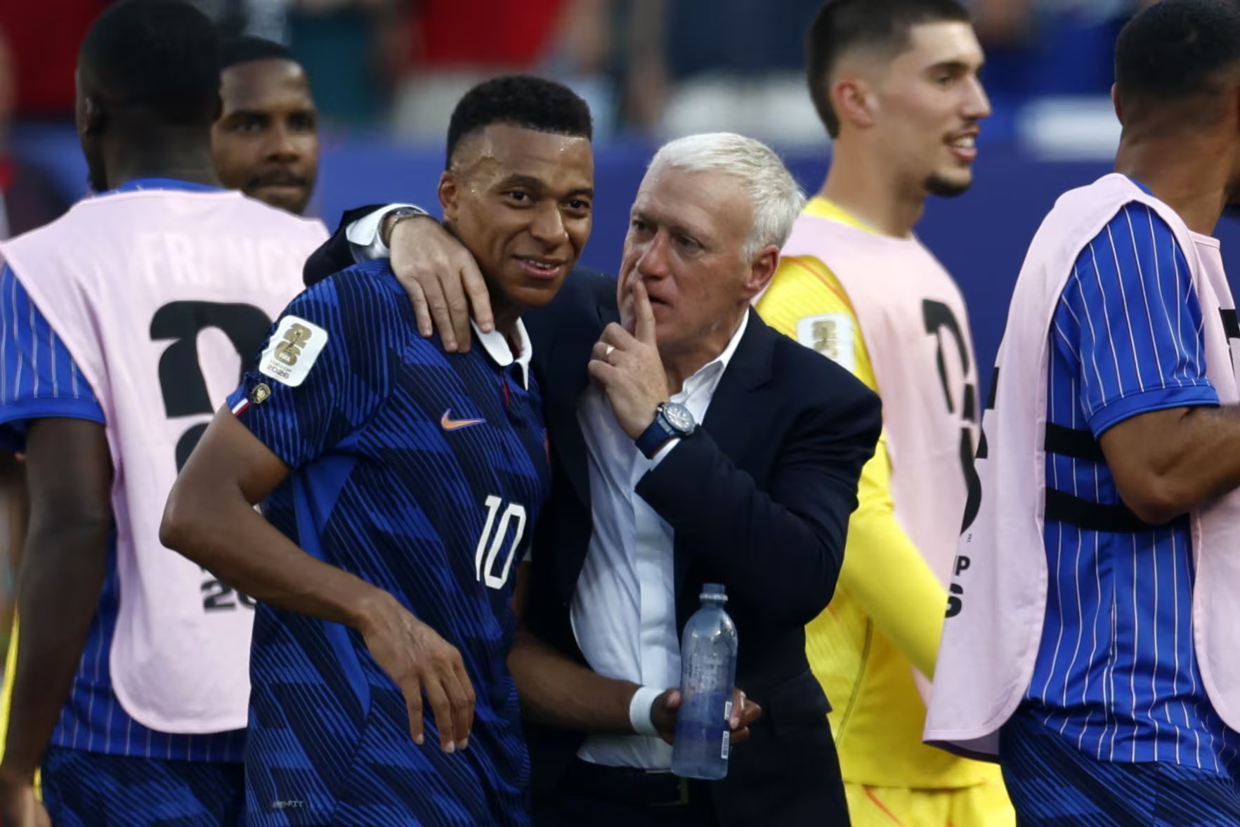 El seleccionador francés, Didier Deschamps, calma a Kylian Mbappé tras culminar el partido frente a Paraguay en los octavos de final del Mundial 2026. EFE/EPA/WILL OLIVER