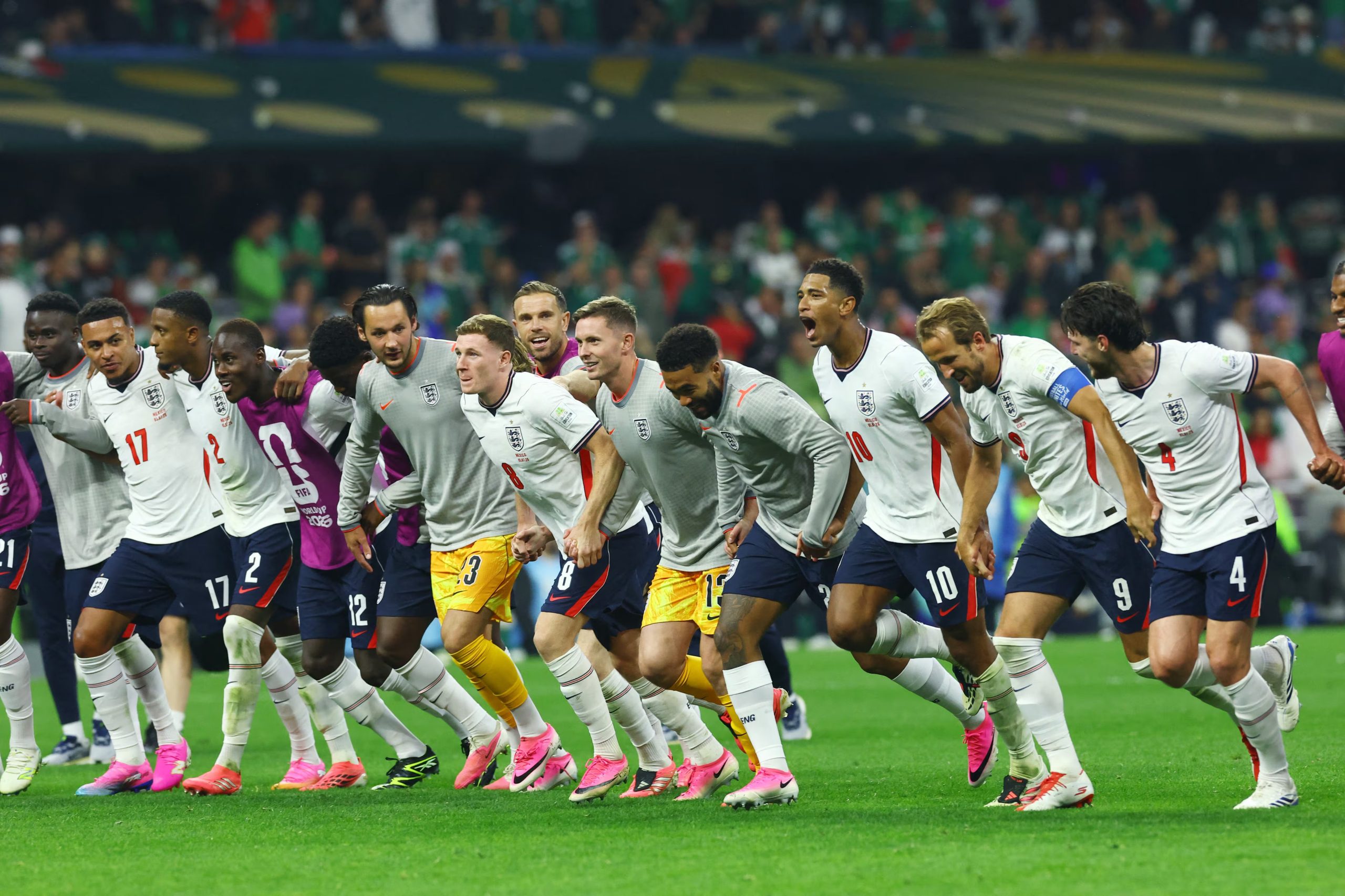 La pregunta llegó en la alfombra azul del estreno de La Odisea, en Londres, y Pattinson no esquivó la respuesta. El domingo, México cayó 3-2 ante Inglaterra en octavos de final del Mundial 2026, en un partido disputado en el Estadio Ciudad de México que el actor inglés no pudo ver en vivo por estar en el set de filmación. REUTERS/Daniel Becerril