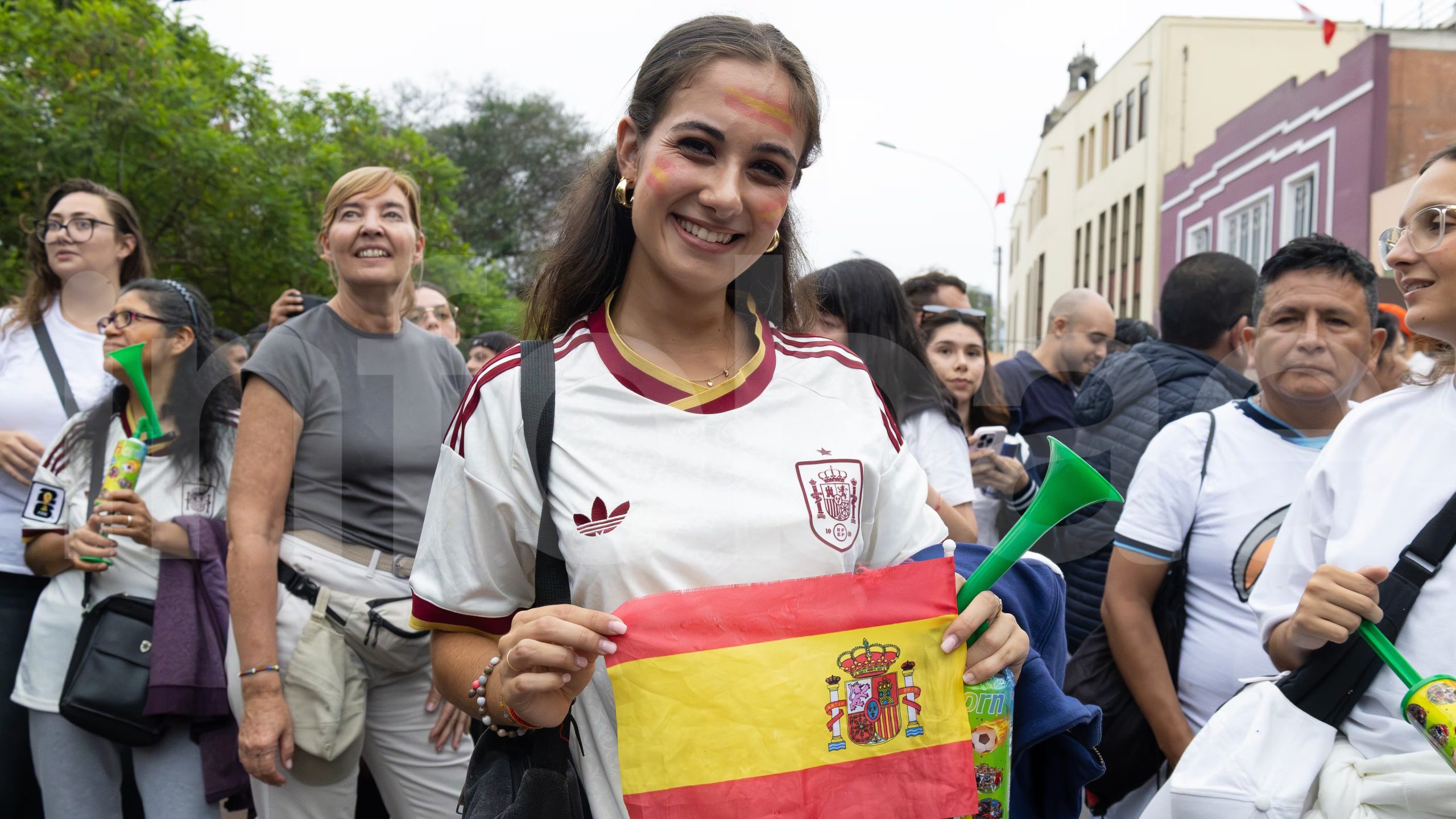 Final del Mundial 2026 en Lima: Hinchas peruanos y extranjeros con la camiseta de España y Argentina (Carlos Díaz)