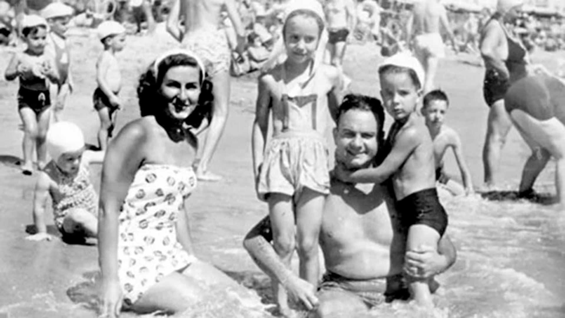 El maestro junto a su primera esposa y sus dos hijos