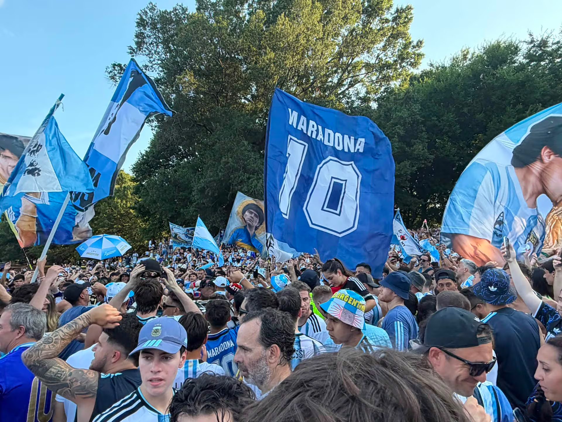 Unos 5.000 fanáticos albicelestes se congregaron a horas del partido entre Argentina y Egipto por los octavos de final del Mundial 2026