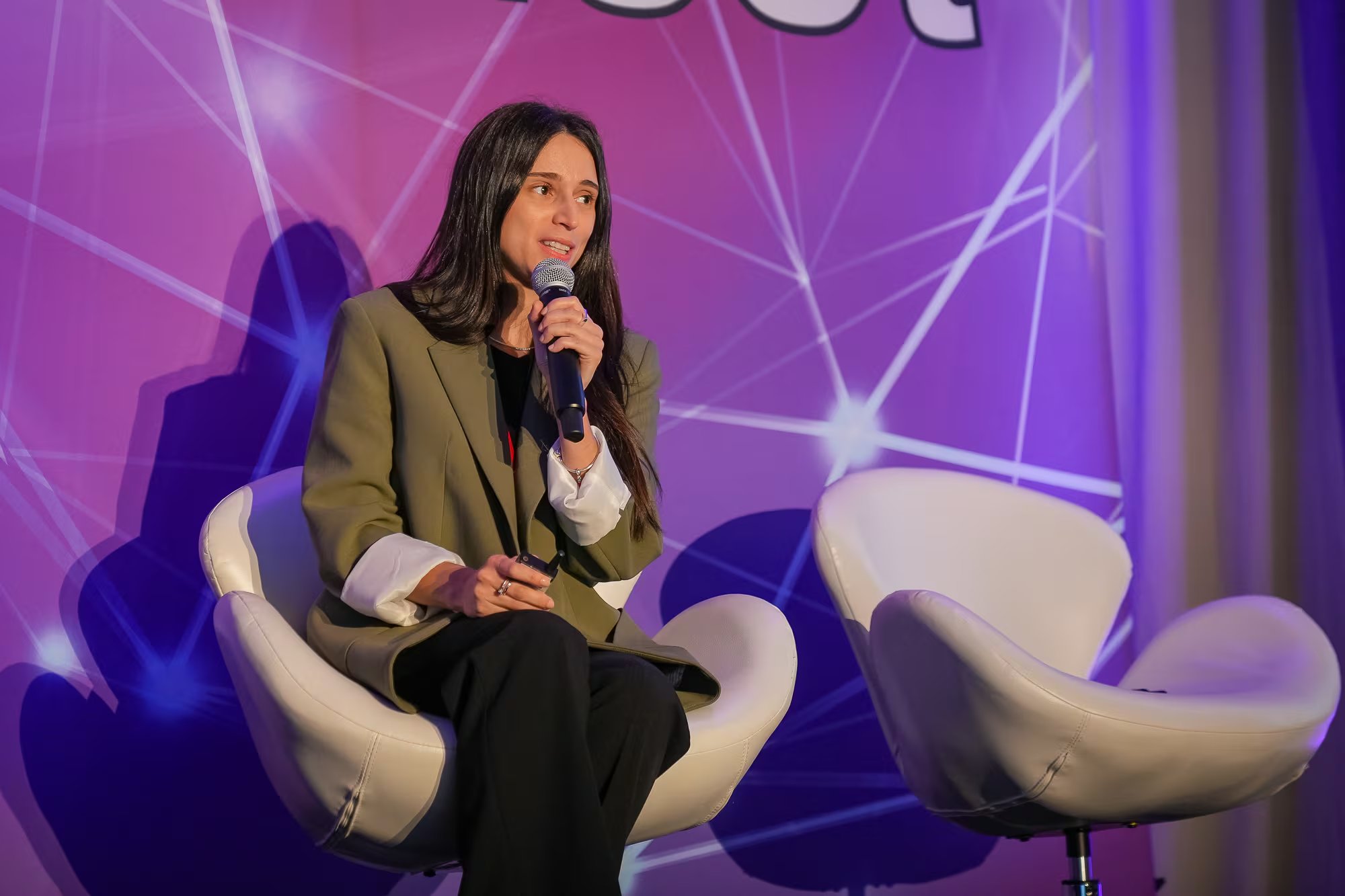 Fernanda Brovia, gerente de Redes Sociales de Noticias Telemundo, habló sobre cómo puede fallar el “piloto automático” en redes sociales y cómo experimentar sin miedo, también con IA, es central en las redacciones.