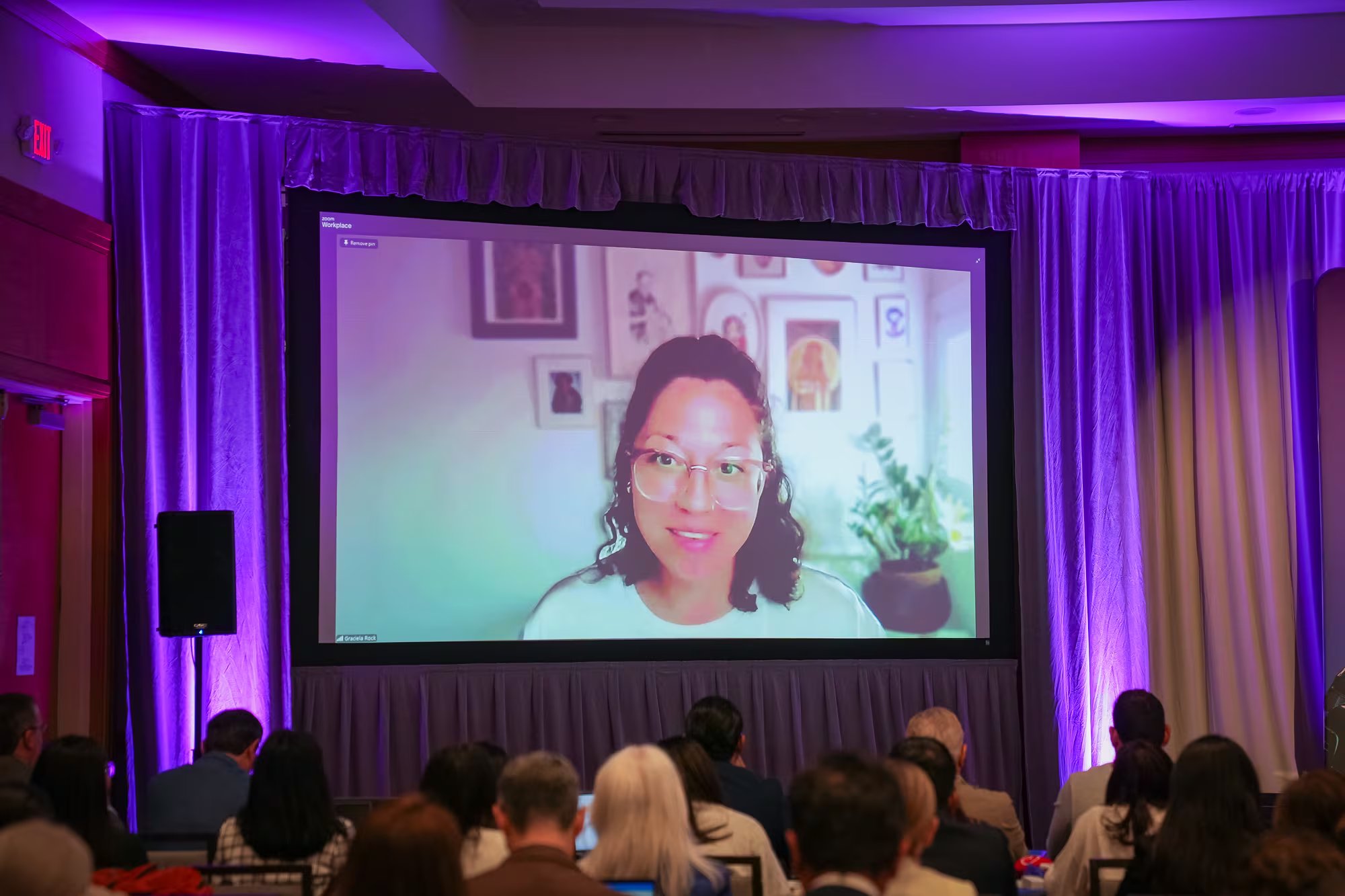 En comunicación por video, Graciela Rock, de La Silla Rota, compartió el desarrollo de Aura, un asistente de IA que cruza métricas y tendencias para sugerir contenidos y automatiza notas recurrentes.
