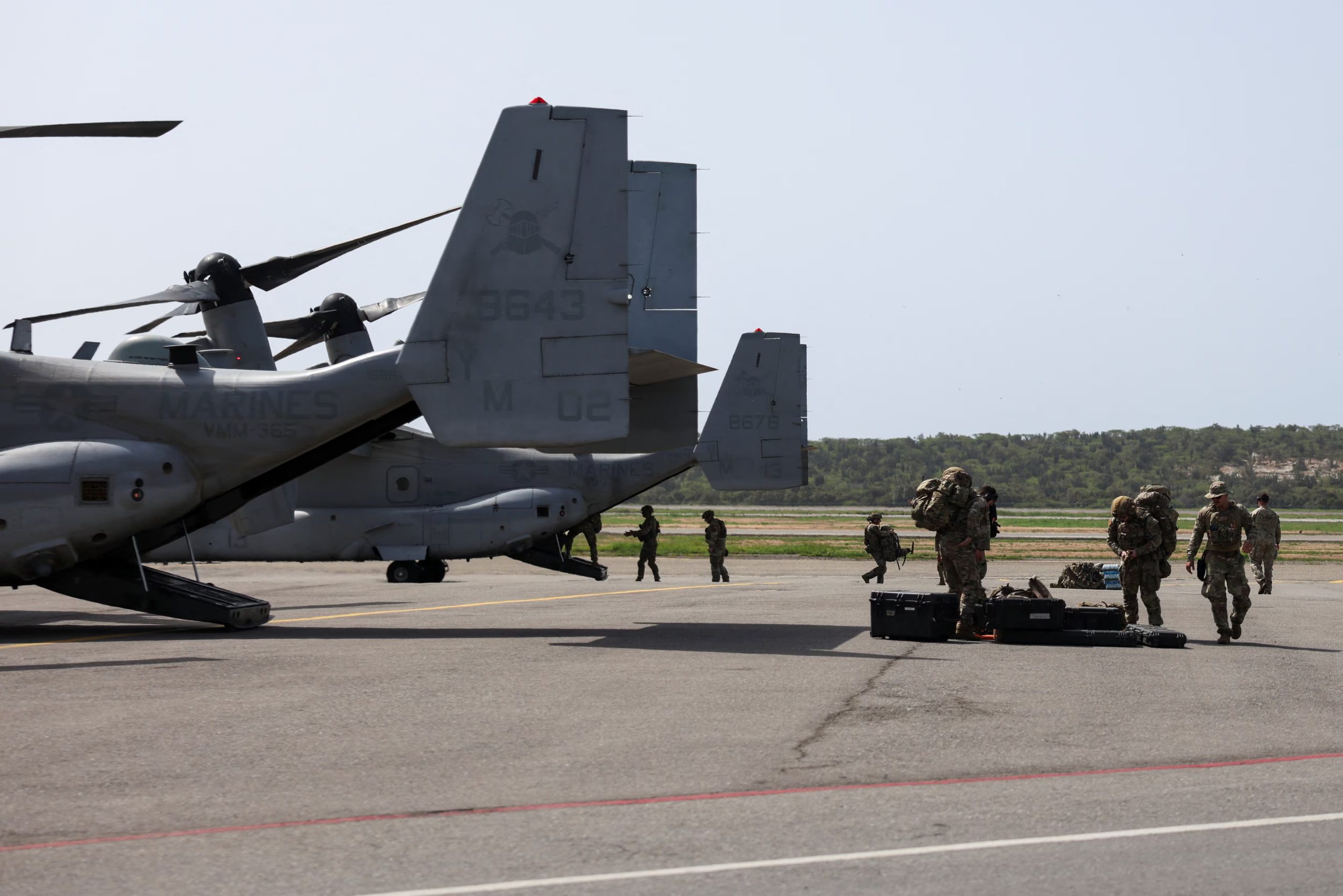 Miembros de la Fuerza Aérea de Estados Unidos descargan equipos de un avión de transporte MV-22B Osprey del Cuerpo de Marines tras llegar al aeropuerto internacional Simón Bolívar (REUTERS)