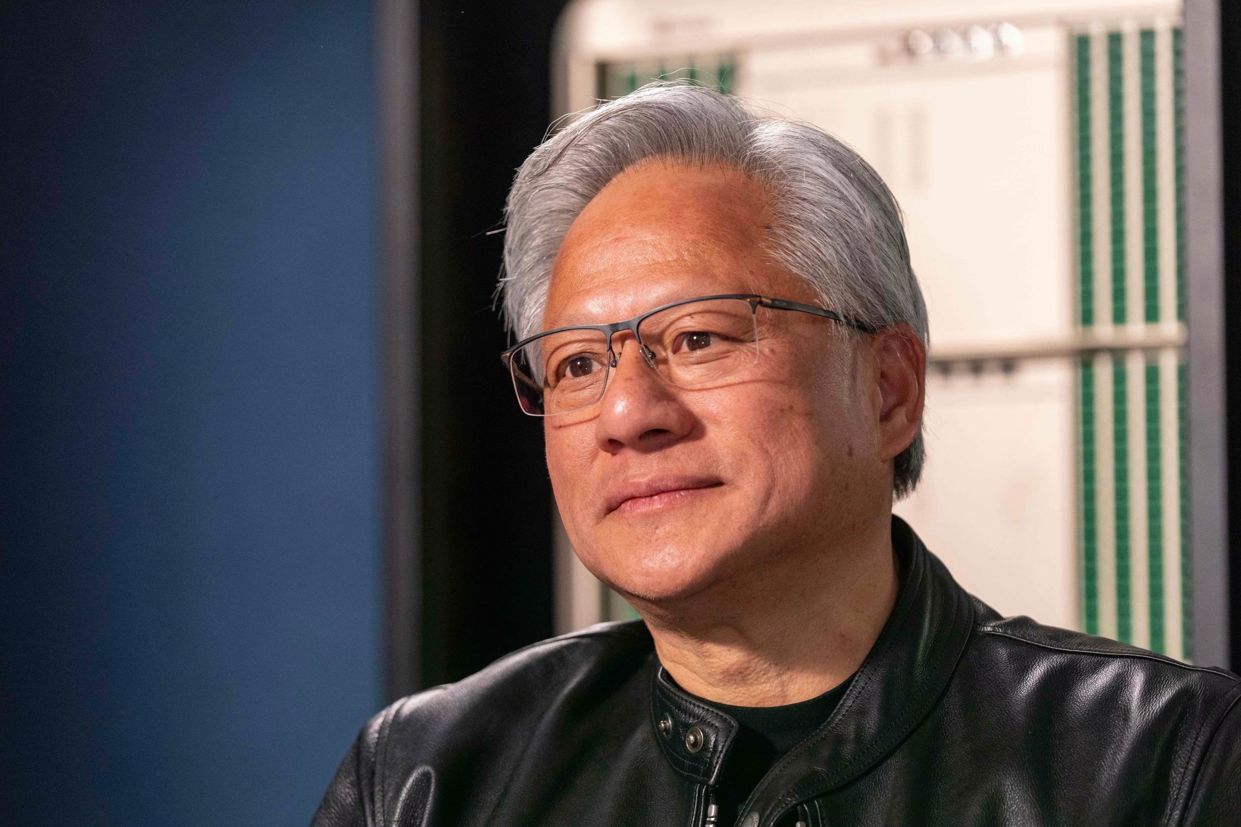 Jensen Huang, presidente y director general de Nvidia, escucha durante una entrevista previa a la ceremonia de colocación de la primera piedra para la ampliación de la planta de fabricación de Coherent, el martes 16 de junio de 2026, en Sherman, Texas (AP Foto/Jeffrey McWhorter)
