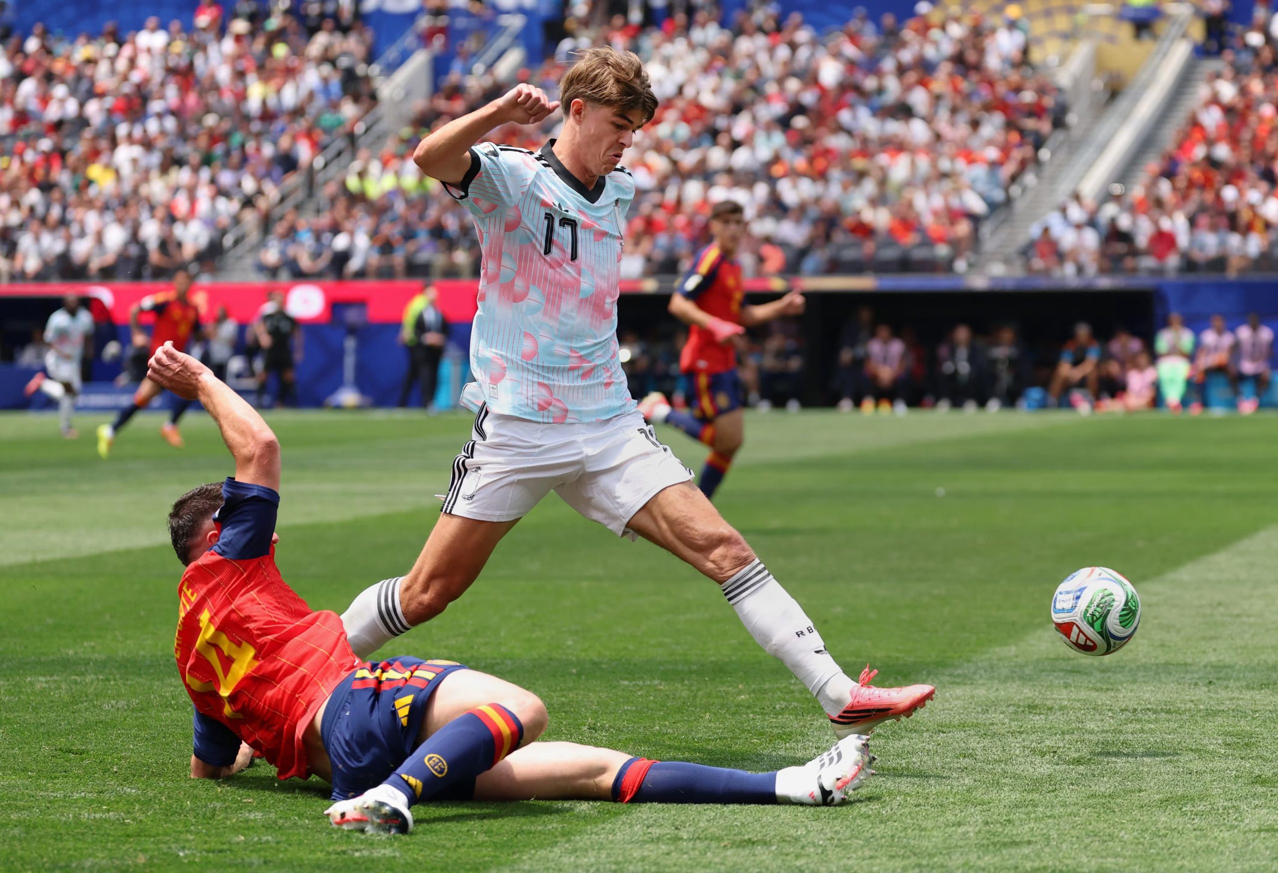 Laporte corta el ataque belga. (Reuters/Kiyoshi Mio)