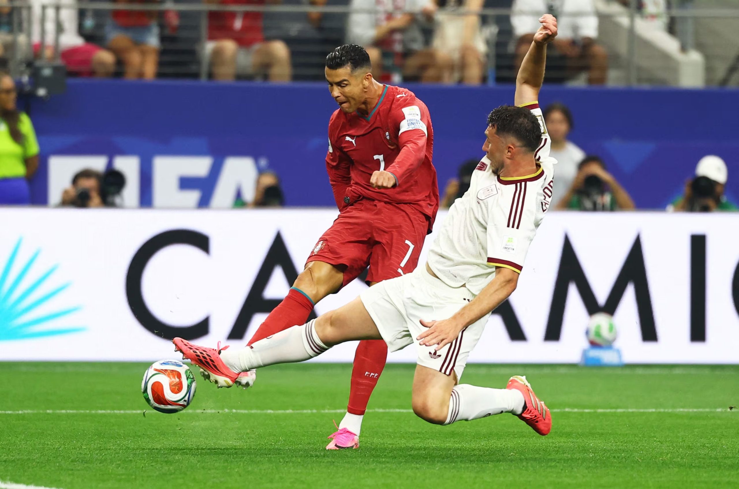 Laporte bloqueando un tiro a Cristiano Ronaldo en los octavos de final del Mundial 2026. (REUTERS/Kai Pfaffenbach)
