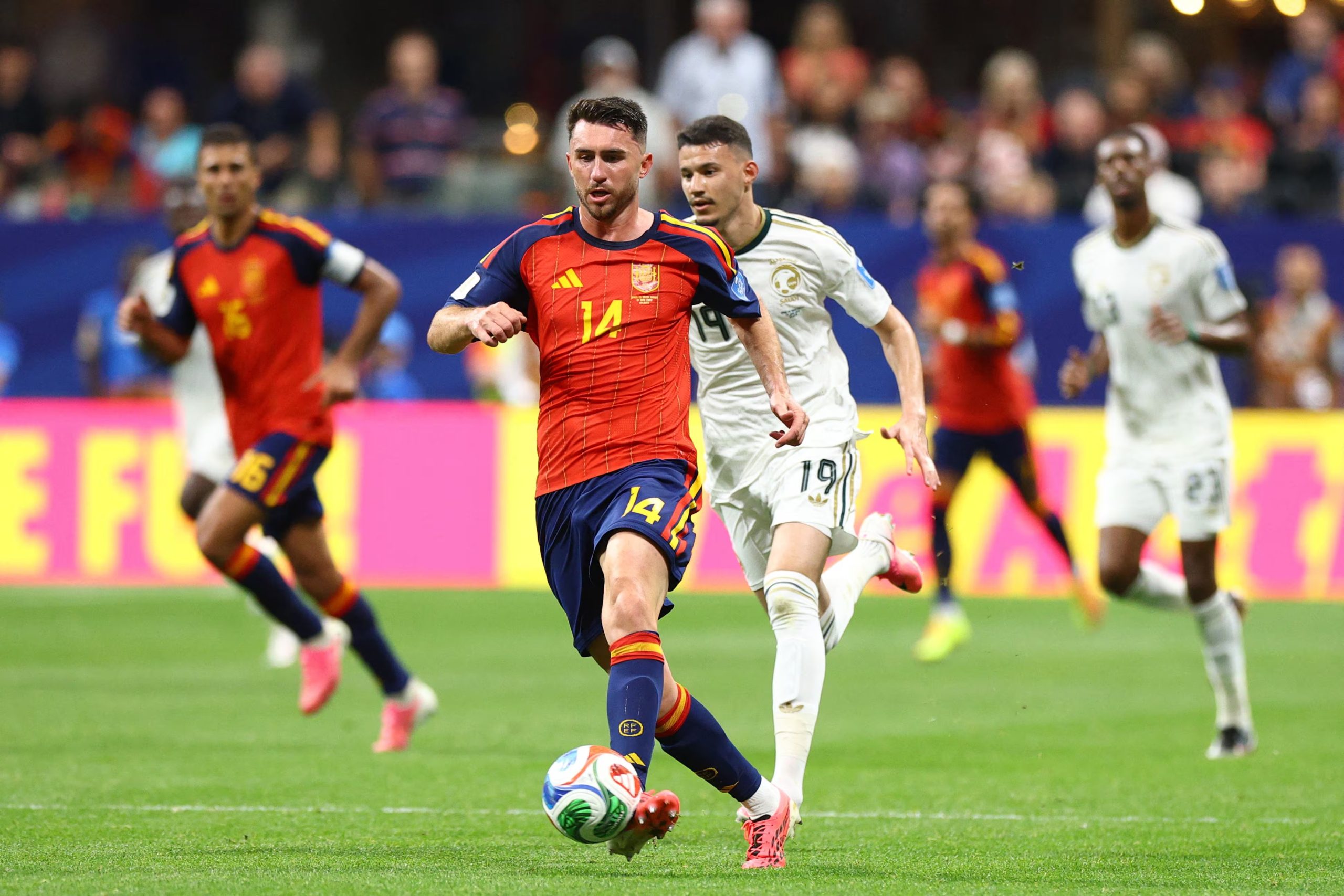 Conducción de balón de Laporte. (Reuters/Nathan Ray Seebeck)