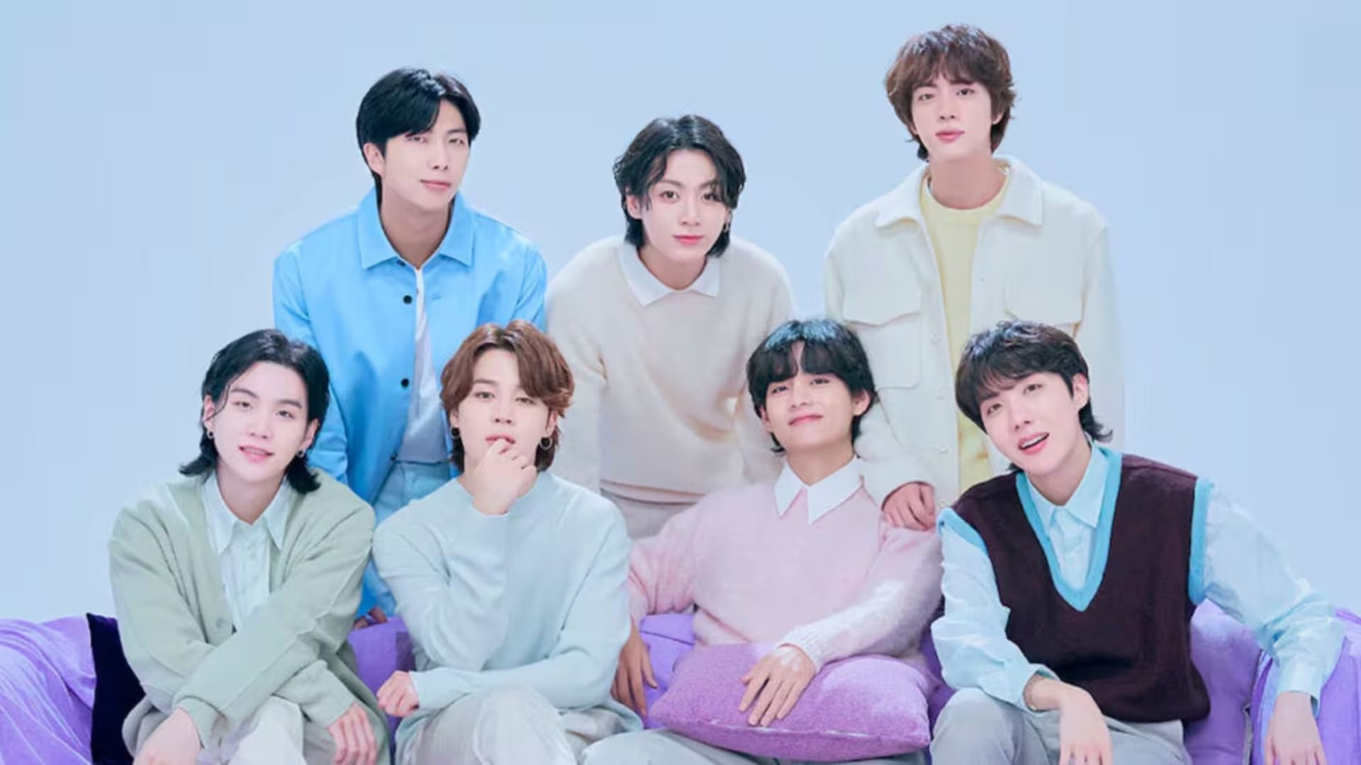 BTS es acuisado de plagio. (X - @bts<em>bighit)» class=»aligncenter size-full» src=»https://kchcomunicacion.com/wp-content/uploads/2026/07/BTS-enfrenta-acusacion-de-plagio-por-Swim-fans-pe-1.jpg» style=»width:100%; height:auto; margin-bottom: 20px;»/></p>
<p>Como parte de las pruebas presentadas, los demandantes contrataron al musicólogo <strong>Alexander Stewart</strong>, reconocido por su participación en litigios de alto perfil sobre derechos de autor, como los casos de <strong>‘Thinking Out Loud’</strong> de <strong>Ed Sheeran</strong> y <strong>‘Stairway to Heaven’</strong> de <strong>Led Zeppelin</strong>. En su informe, Stewart argumentó que existen <strong>‘similitudes sustanciales’</strong> entre ambas obras en aspectos como el gancho melódico, armonías inusuales, texturas, elementos rítmicos y líricos. Según el musicólogo, puede <strong>‘descartarse’</strong> que BTS haya creado la obra de manera independiente, y consideró <strong>‘inevitable’</strong> la conclusión de que hubo copia. No obstante, cabe recordar que los casos anteriores en los que participó Stewart fueron desestimados por los tribunales.</p>
<h3>La respuesta de Hybe</h3>
<p>Por su parte, <strong>BigHit Music</strong> emitió un comunicado público este viernes 10 de julio rechazando de manera categórica las acusaciones de plagio. La agencia calificó la denuncia como <strong>‘afirmaciones unilaterales’</strong> y aseguró que <strong>‘Swim’</strong> es una creación completamente independiente. BigHit añadió que responderá <strong>‘con firmeza’</strong> por la vía legal, defendiendo tanto la integridad de sus compositores como la del grupo. Esta postura fue respaldada por <strong>Hybe</strong>, que reiteró su compromiso con la originalidad y la protección de los derechos de autor.</p>
<p>[IMAGEM</em>1]</p>
<p>La noticia ha provocado una fuerte reacción en redes sociales, especialmente entre el fandom latinoamericano y las fanáticas peruanas de <strong>BTS</strong>, conocidas por su activa presencia digital. Grupos de seguidoras en Perú, como <strong>ARMY Perú</strong>, han salido en defensa del grupo, compartiendo mensajes de apoyo. </p>
<blockquote><p>‘Estas acusaciones son infundadas. Confiamos en su talento’</p></blockquote>
<p>, escribió una usuaria en X (antes Twitter), reflejando el sentir de muchas admiradoras.</p>
<p>Las fans peruanas también han destacado el historial de profesionalismo de <strong>BigHit Music</strong>. </p>
<blockquote><p>‘El éxito de BTS genera envidia y es común que enfrenten este tipo de denuncias. Estamos seguras de que la verdad saldrá a la luz’</p></blockquote>
<p>, expresó otra seguidora en redes sociales. </p>
<blockquote><p>‘Falso, esa acusación es falsa. No es la primera vez que los acusan’</p></blockquote>
<p>, señaló otra. Diversos clubes de fans han iniciado campañas para enviar mensajes de ánimo al grupo y han recordado casos similares en los que BTS y su agencia resultaron absueltos de acusaciones.</p>
<p>En medios especializados se resalta que este tipo de disputas por derechos de autor no son nuevas en la industria musical, donde la coincidencia de elementos musicales suele ser motivo de controversia, especialmente cuando se trata de canciones que alcanzan altos niveles de popularidad global. El caso de <strong>‘Swim’</strong> ha sido comparado con litigios recientes que involucraron a grandes nombres del pop y el rock, muchos de los cuales terminaron desestimados por falta de pruebas concluyentes.</p>
<p>Mientras la demanda sigue su curso en la justicia estadounidense, la comunidad de fans en Perú y en toda Latinoamérica continúa mostrando su respaldo incondicional a <strong>BTS</strong> y celebra el impacto mundial de <strong>‘Swim’</strong>, que sigue encabezando listas musicales y consolidando el éxito del grupo surcoreano.</p>
<p><img decoding=