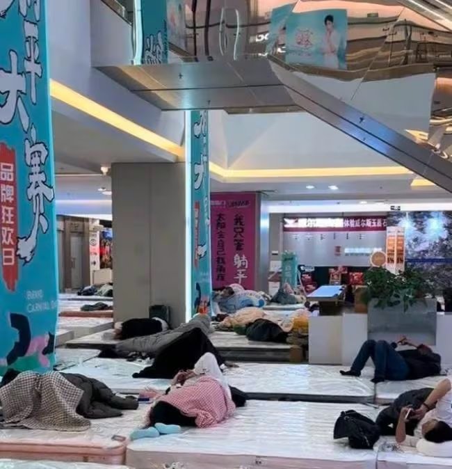 Cerca de 240 participantes se reunieron en un centro comercial de China para competir en un reto basado únicamente en permanecer acostados (Captura: redes sociales)