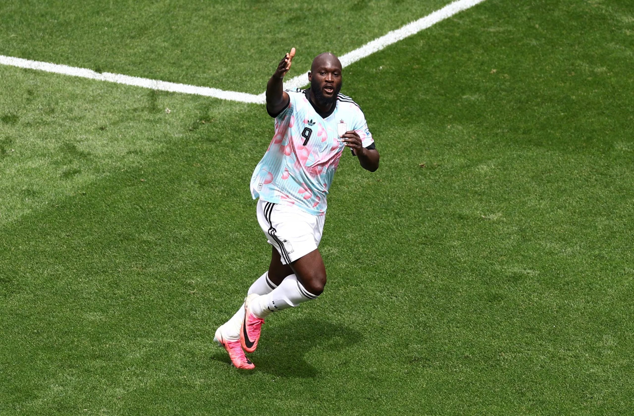 Romelu Lukaku anota el primer tanto belga (REUTERS/Lee Smith)