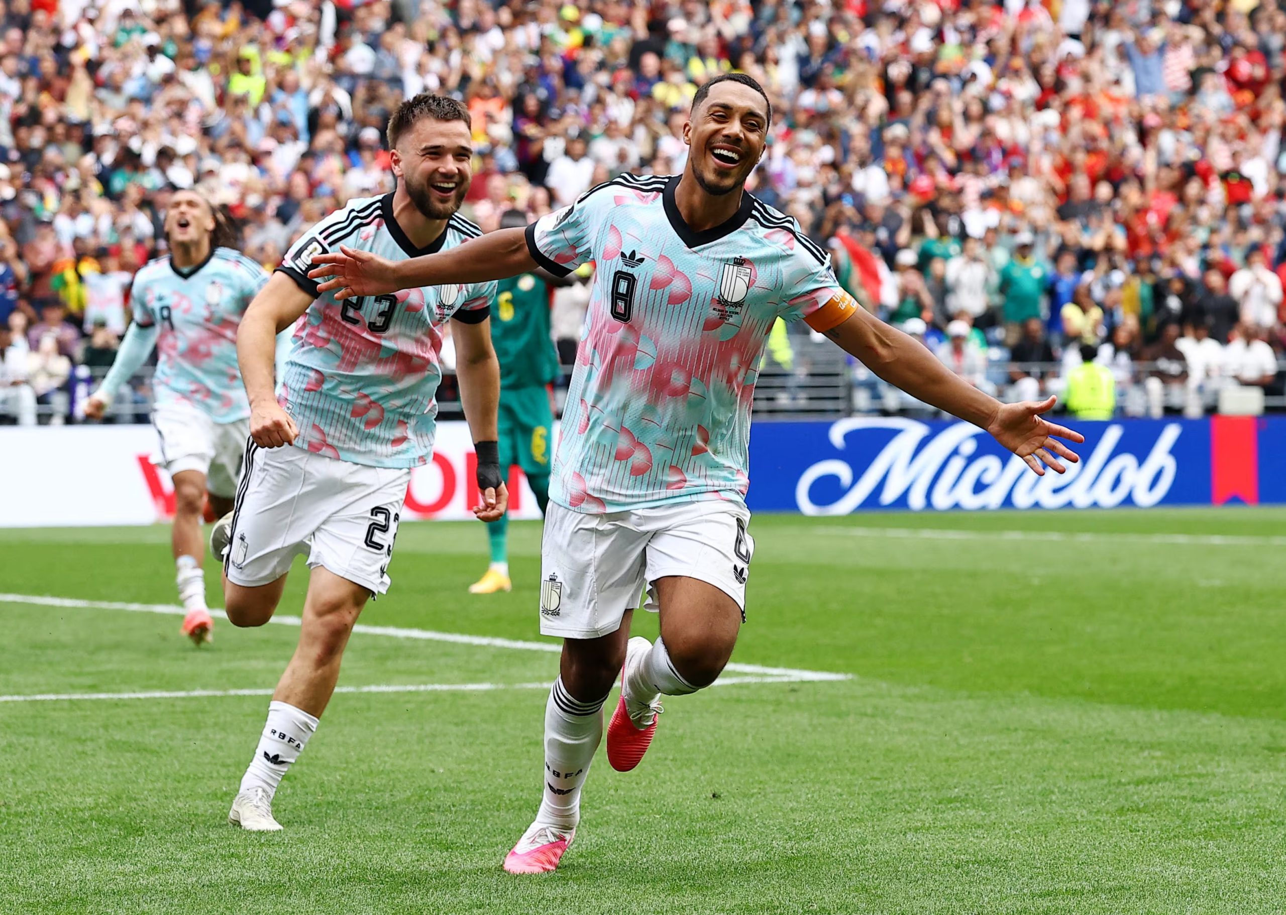 Youri Tielemans celebra el gol de la victoria belga (REUTERS/Agustin Marcarian)